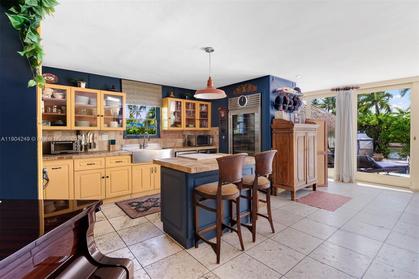 7975 Biscayne Point Cir