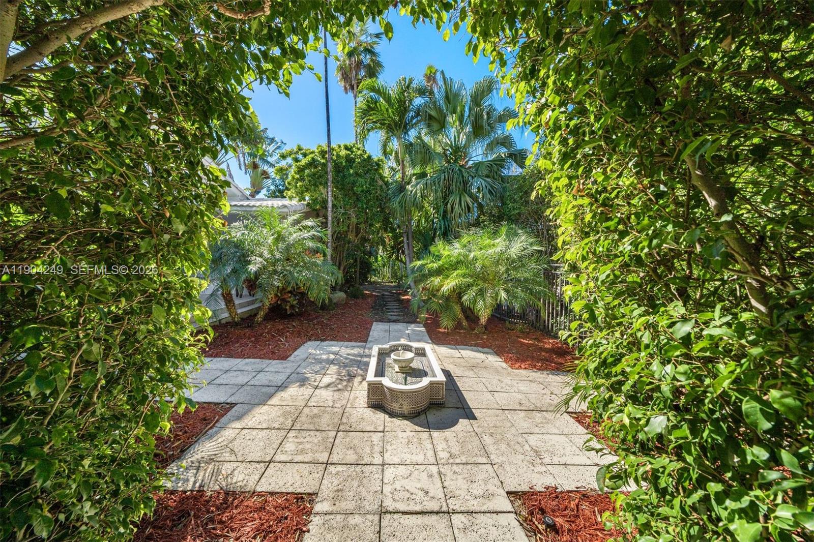 7975 Biscayne Point Cir