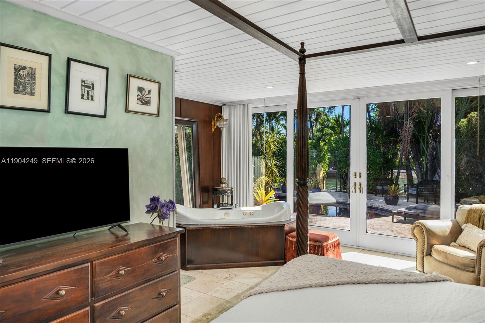 7975 Biscayne Point Cir