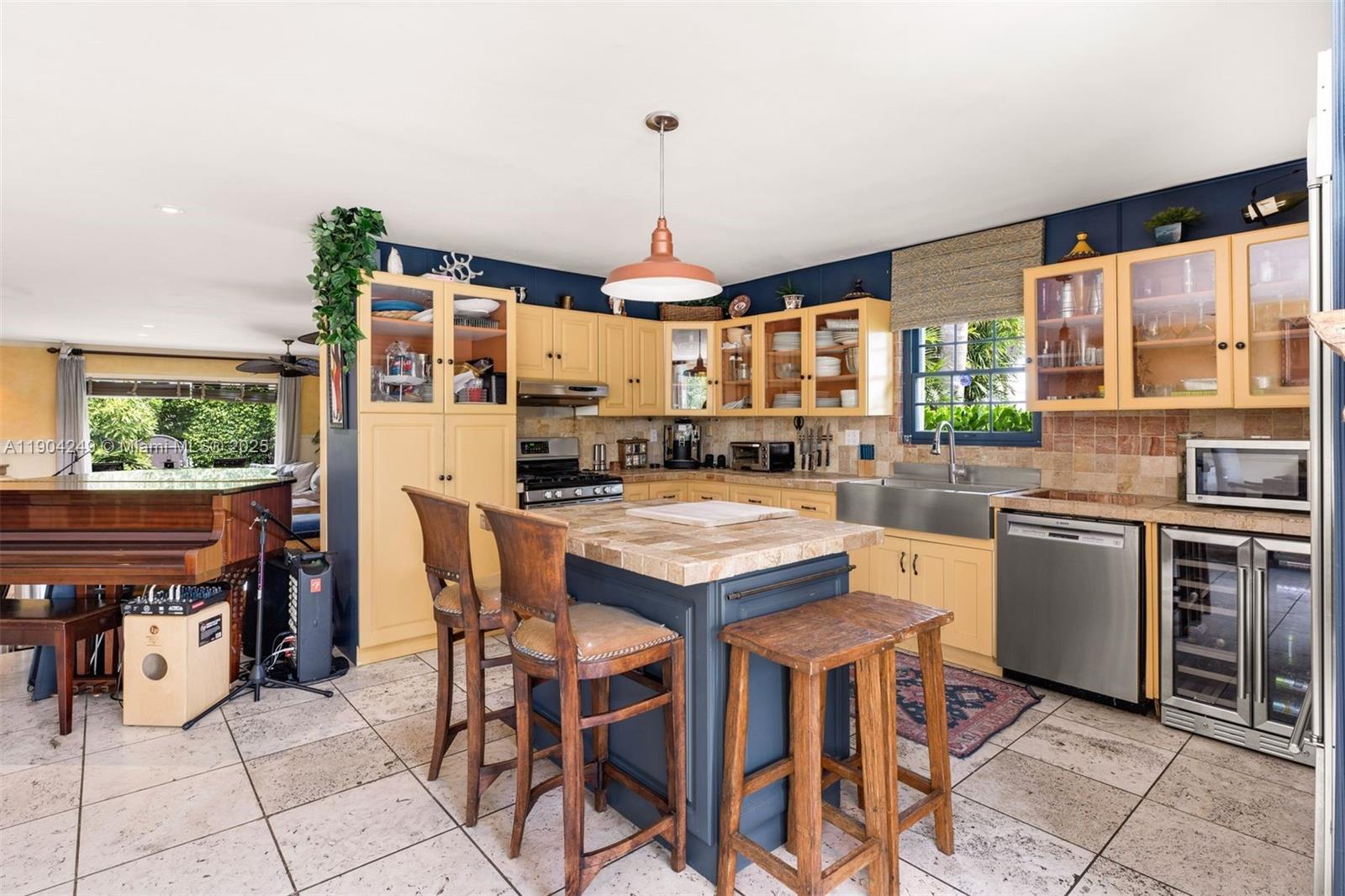 7975 Biscayne Point Cir