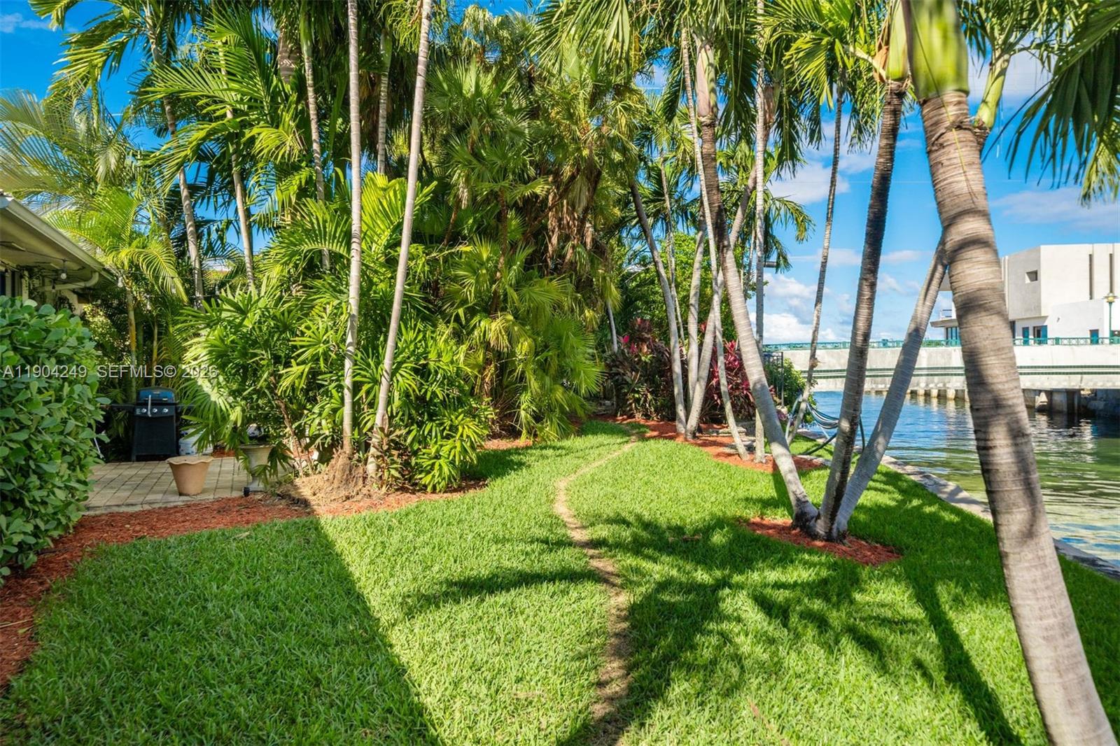 7975 Biscayne Point Cir