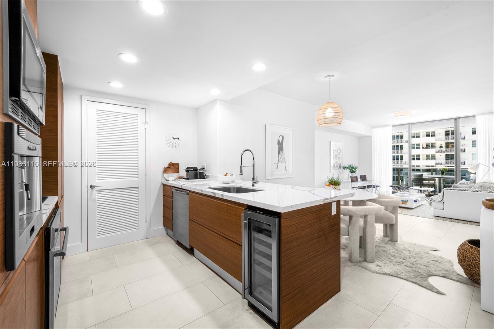 5875 Collins Ave # 906