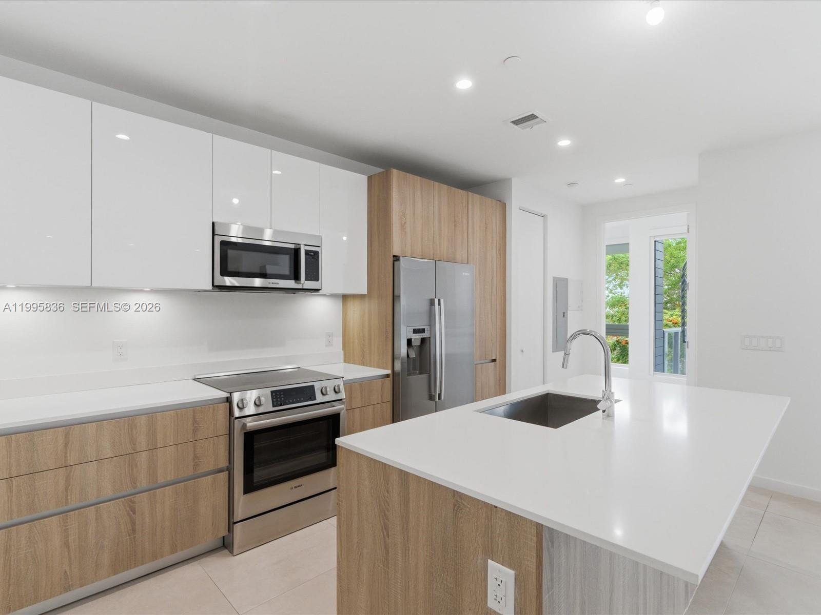 529 SW 11th St Unit: PH303