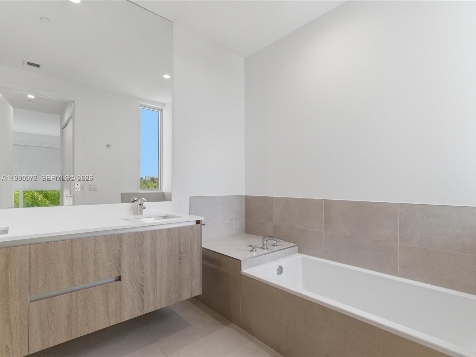 529 SW 11th St Unit: PH303