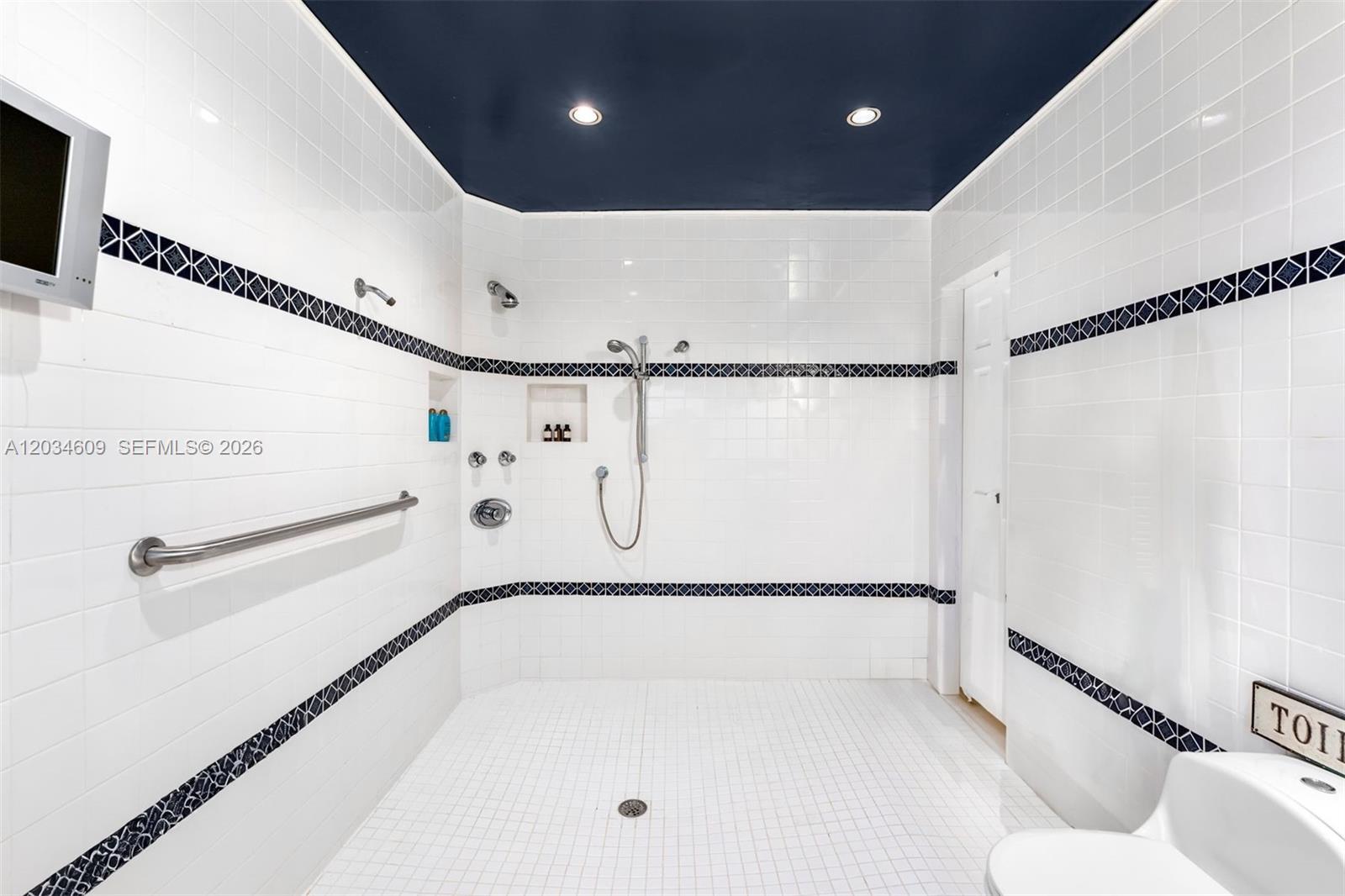 7975 Biscayne Point Cir
