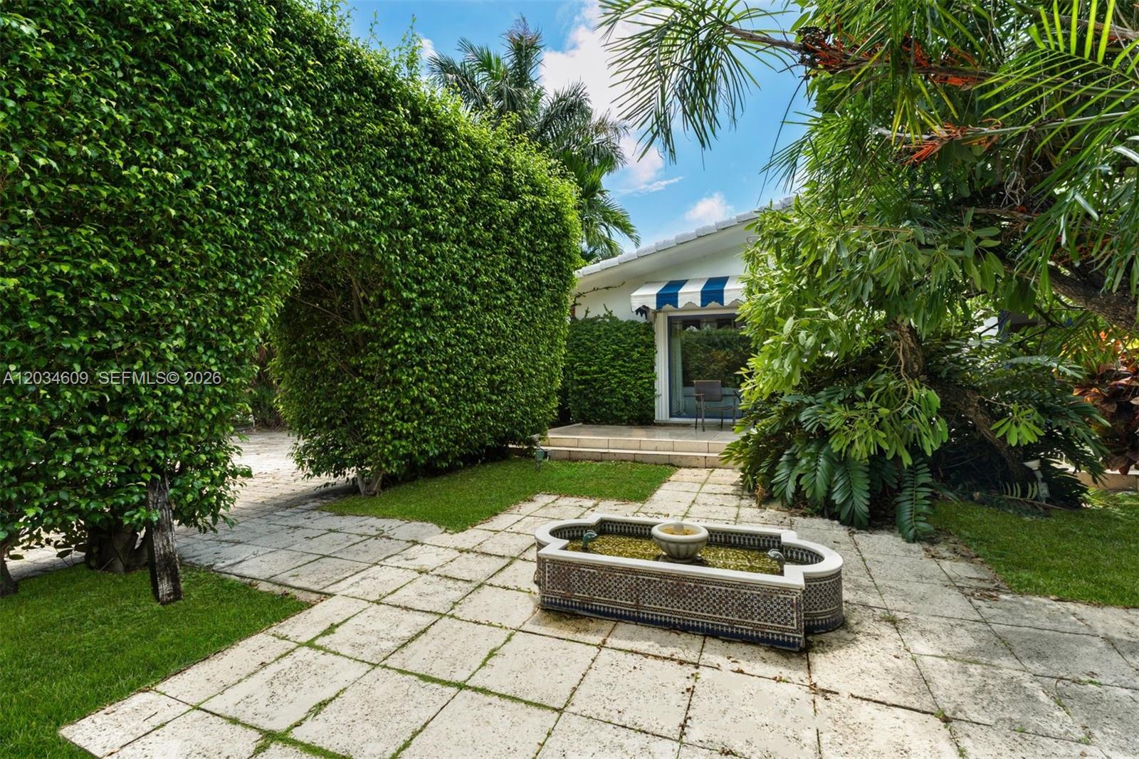 7975 Biscayne Point Cir