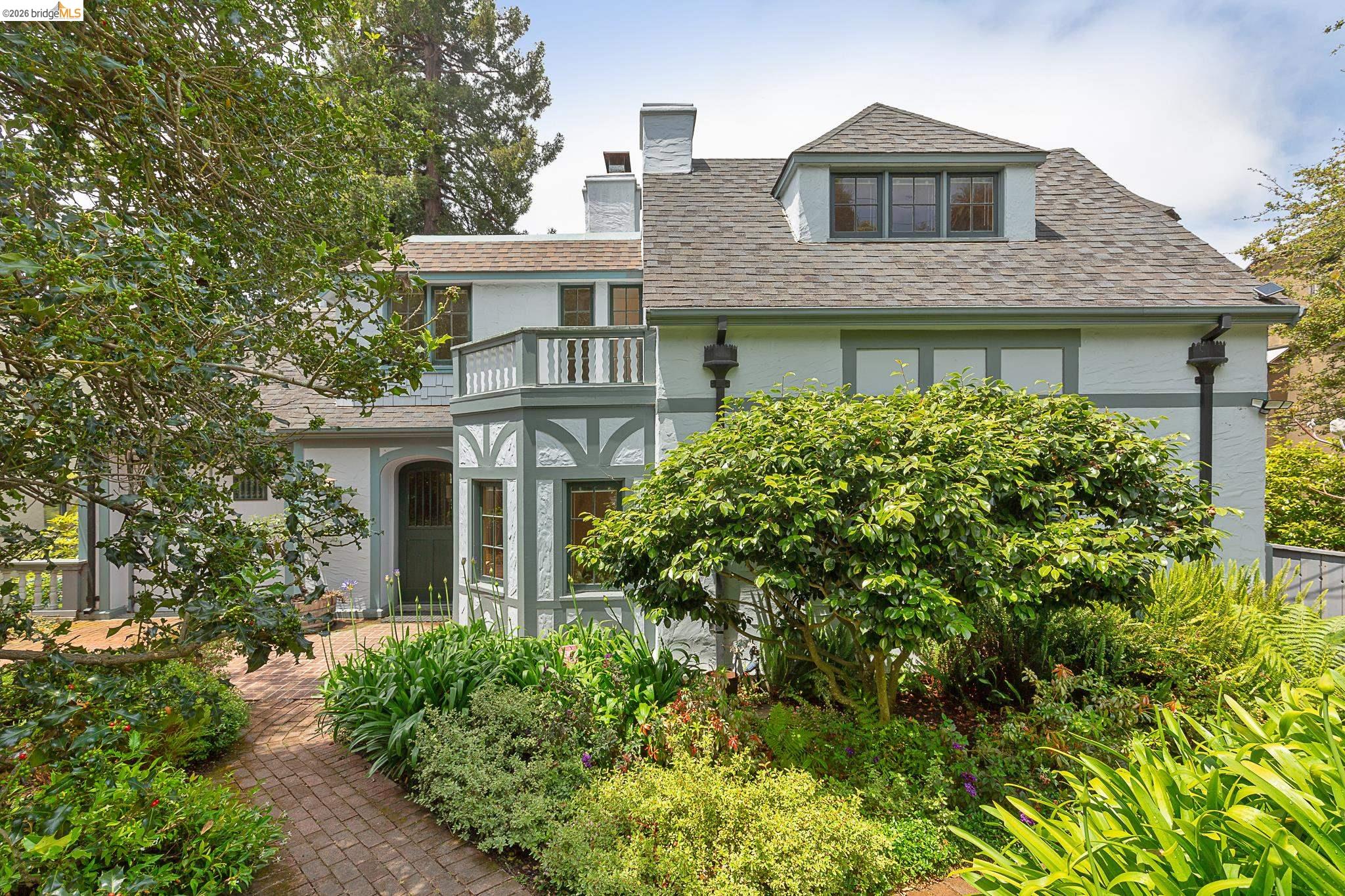 1542 Hawthorne Ter