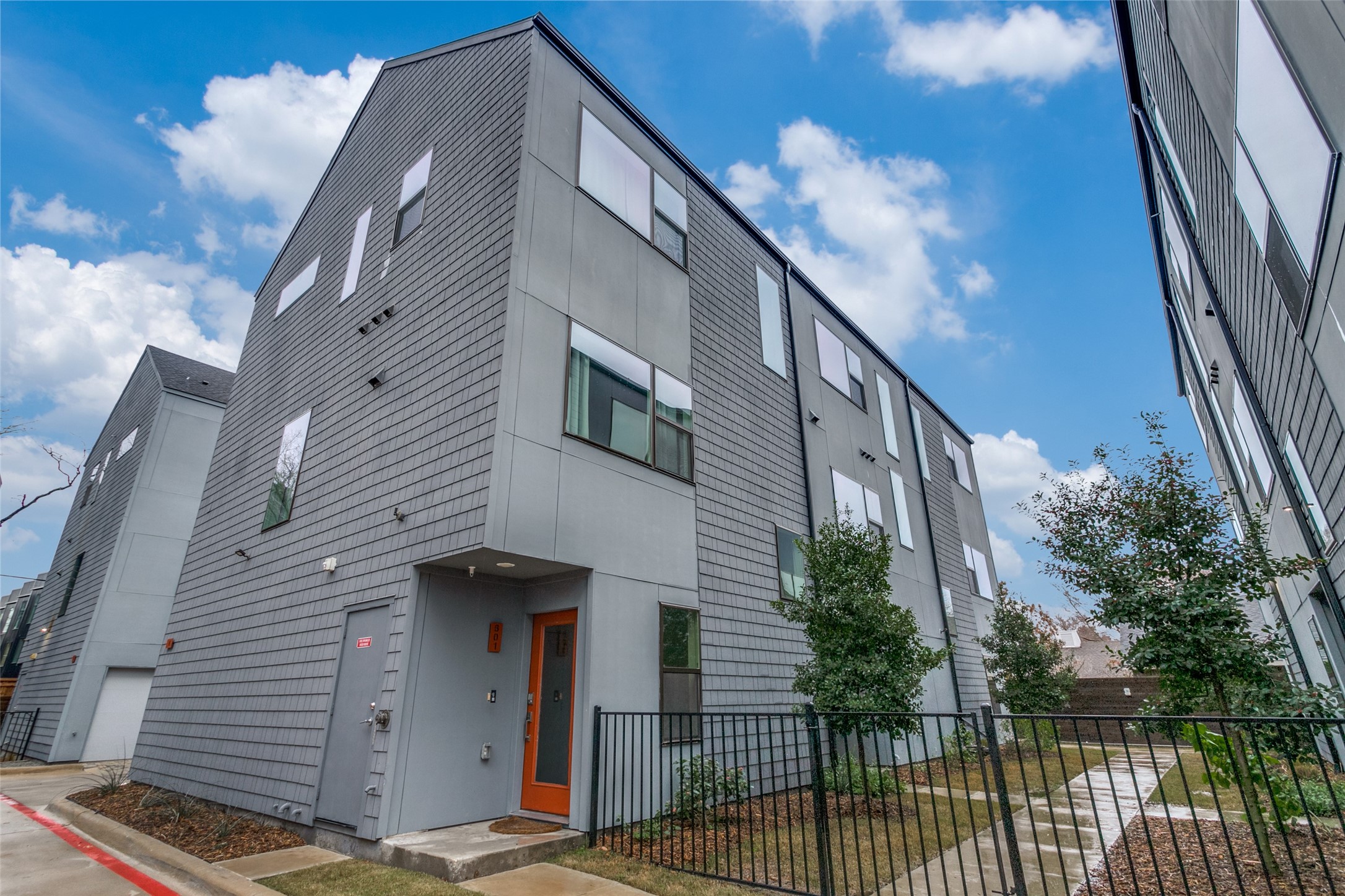 427 W 10th Street 603