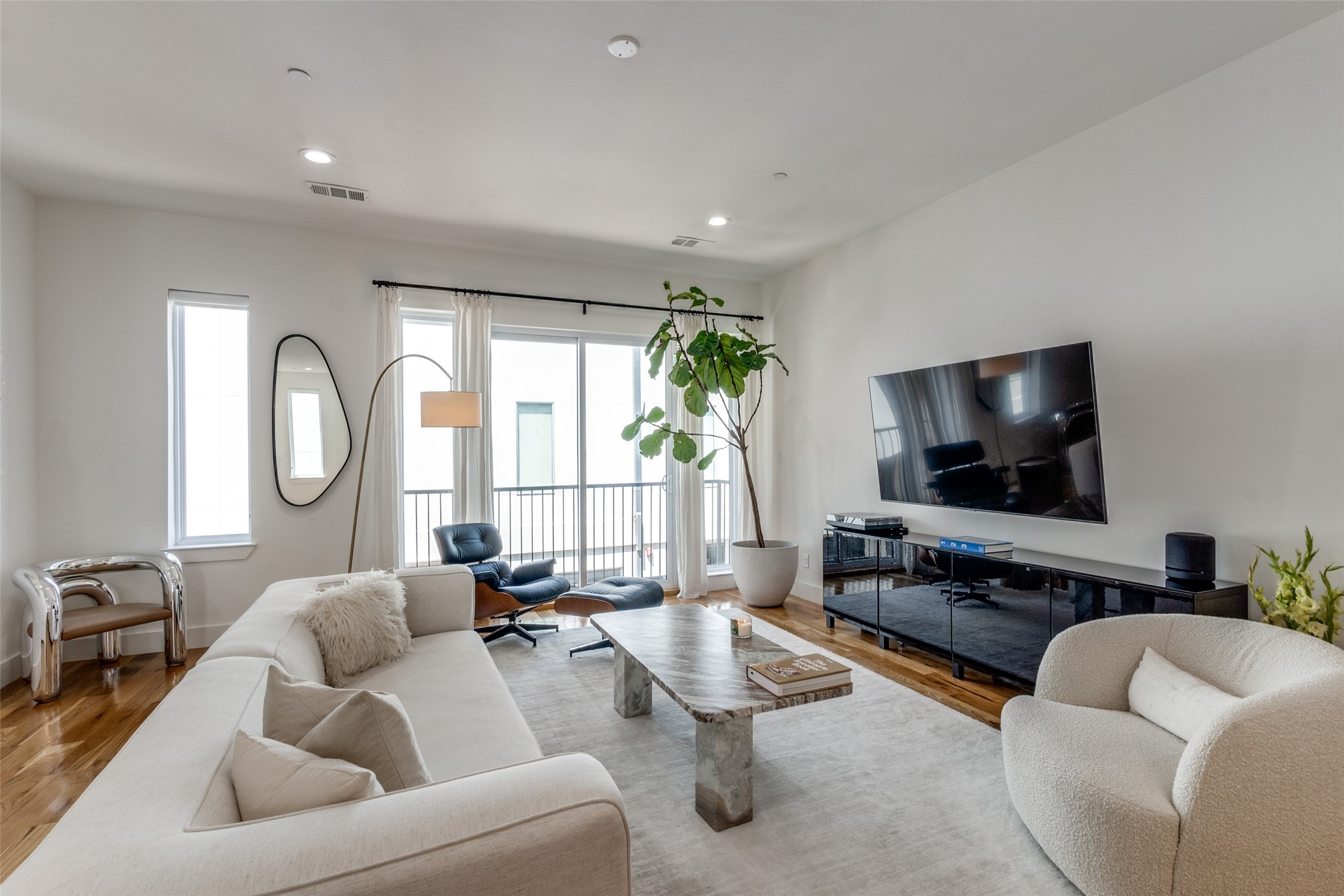 2311 N Carroll Avenue 4