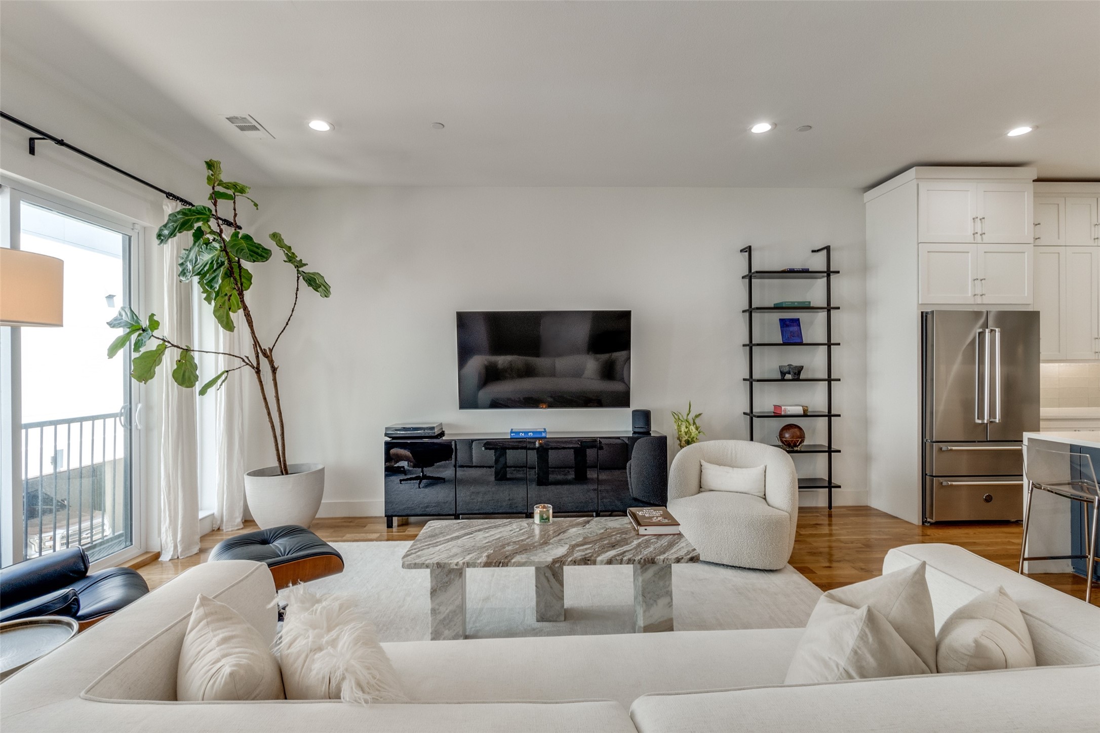 2311 N Carroll Avenue 4