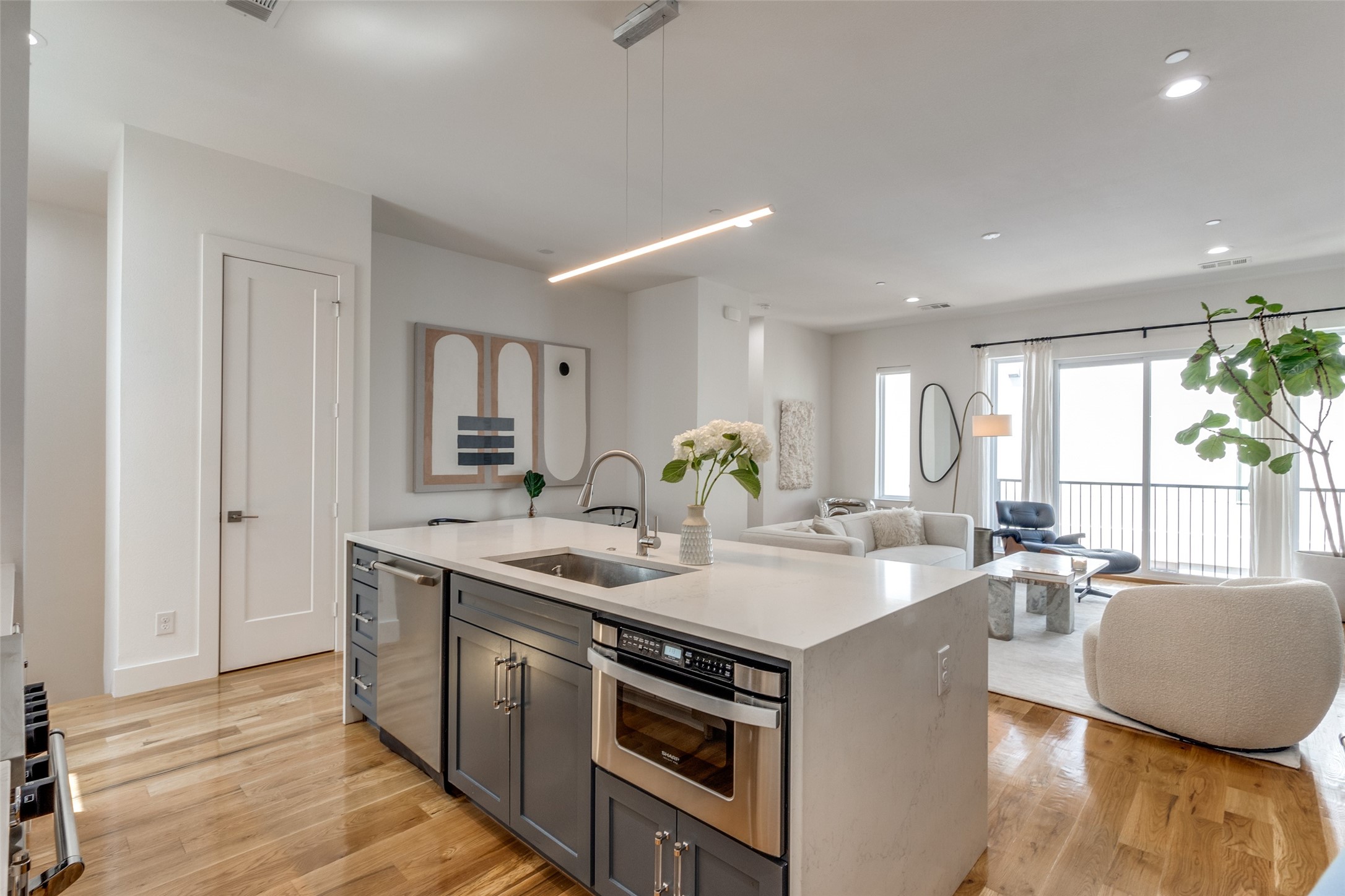 2311 N Carroll Avenue 4