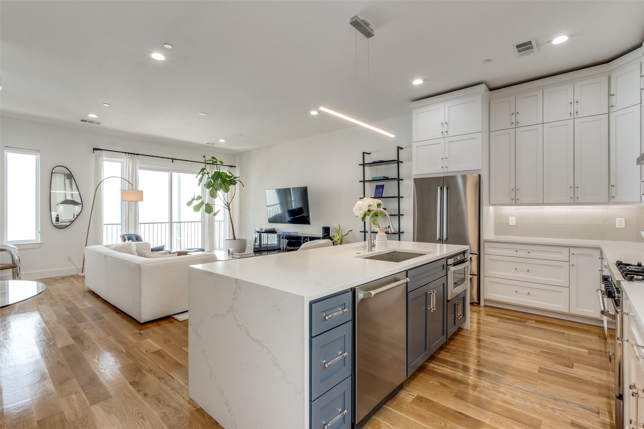 2311 N Carroll Avenue 4