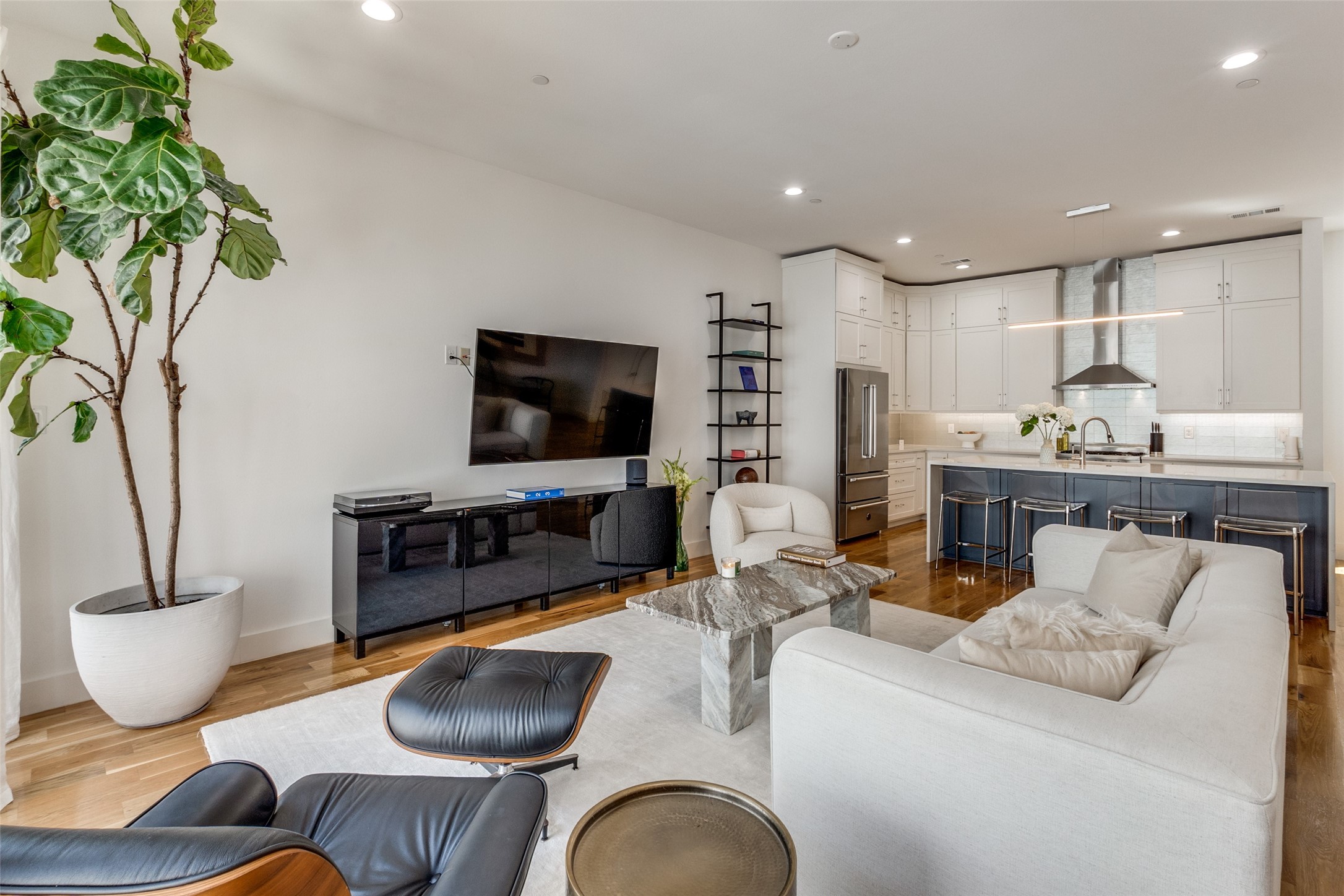 2311 N Carroll Avenue 4