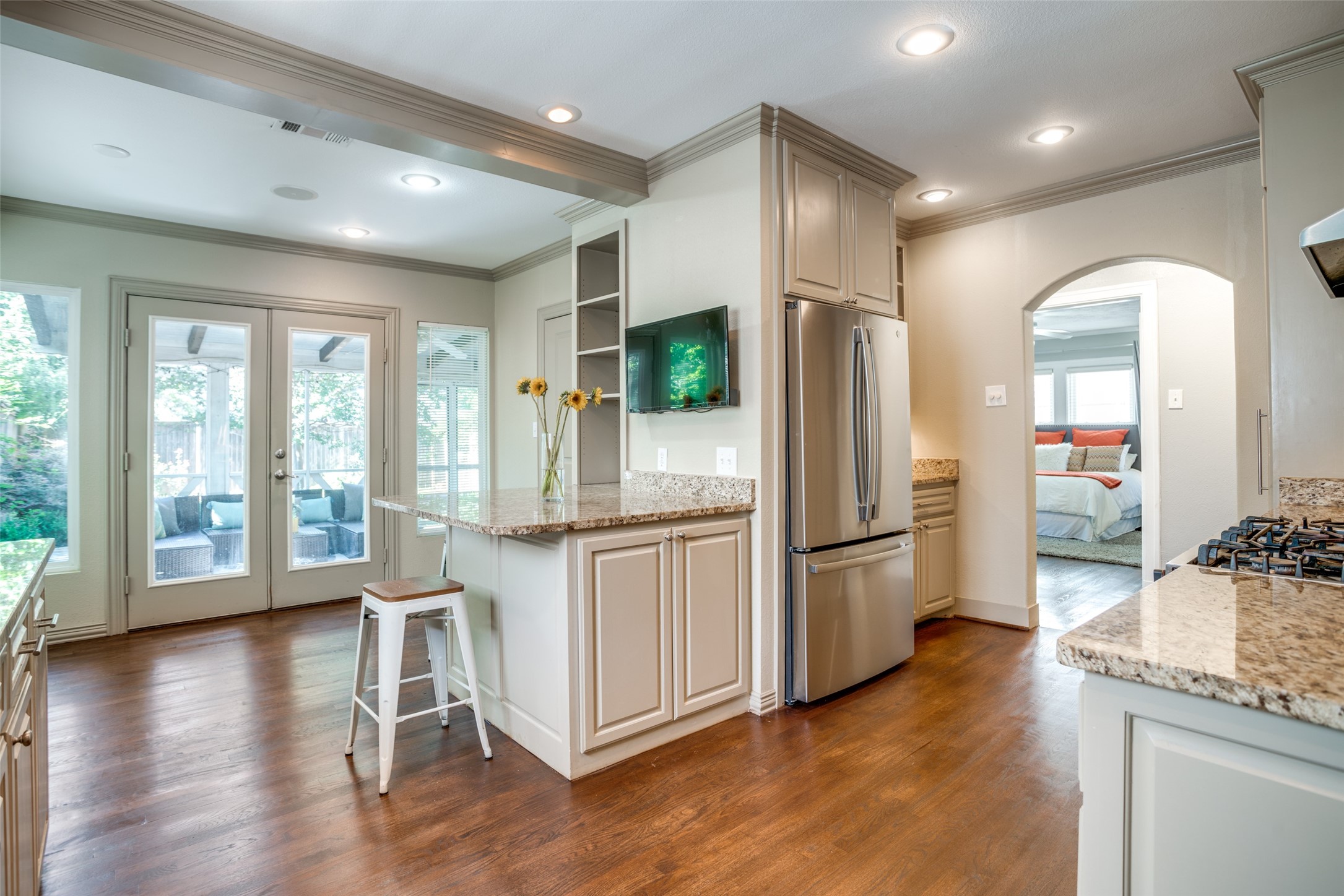 5915 Vanderbilt Avenue