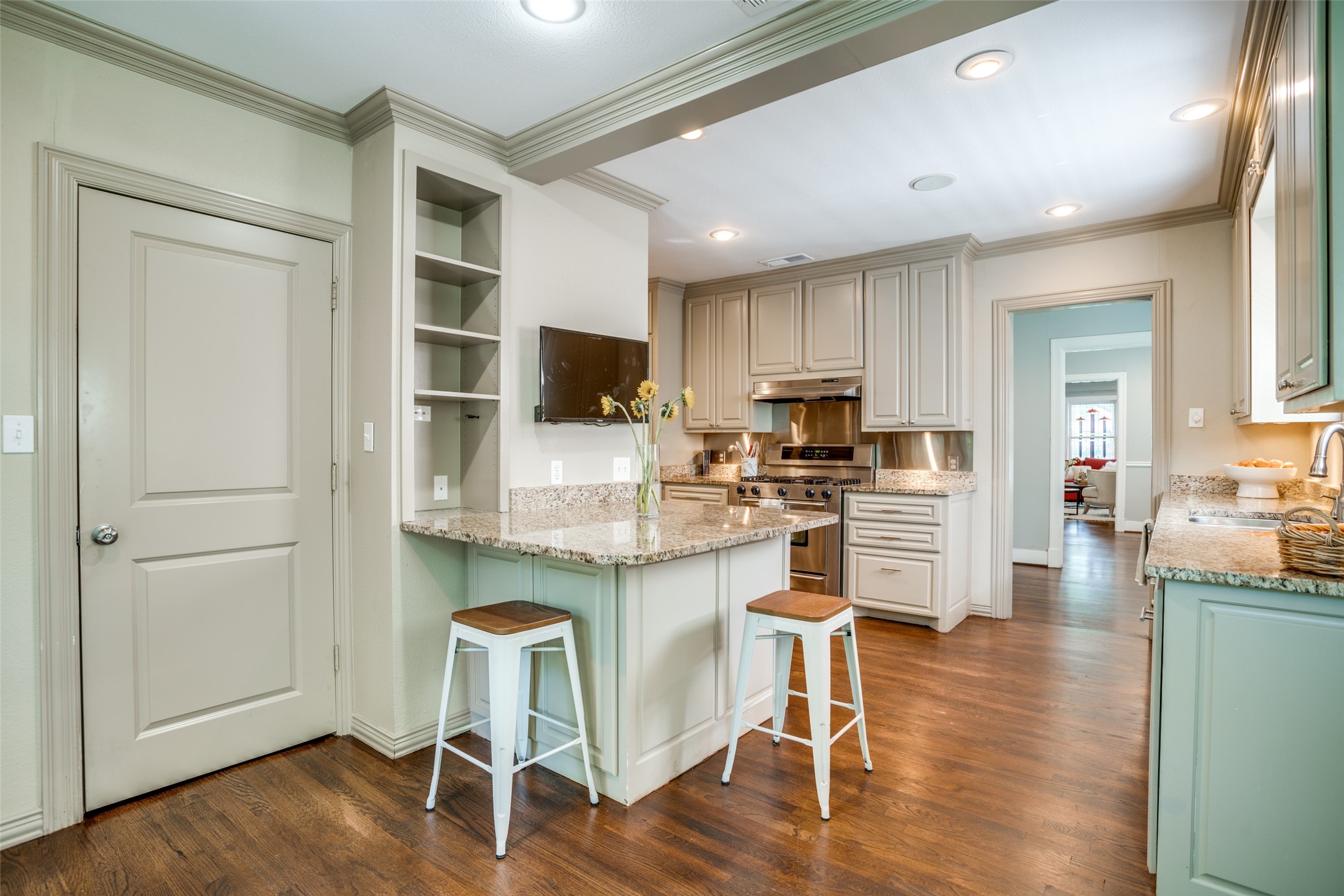 5915 Vanderbilt Avenue