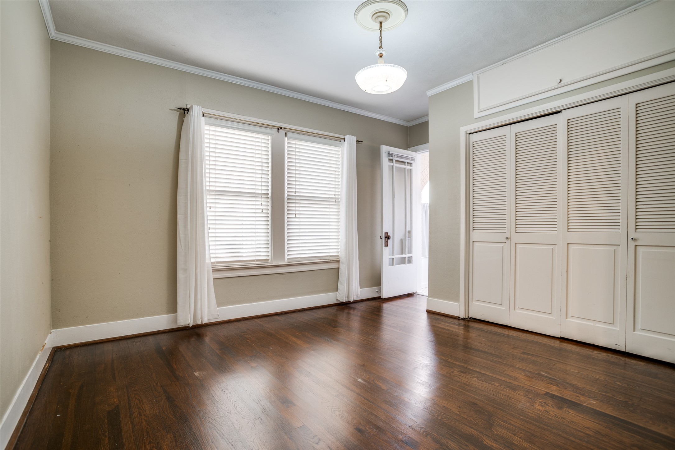 5915 Vanderbilt Avenue