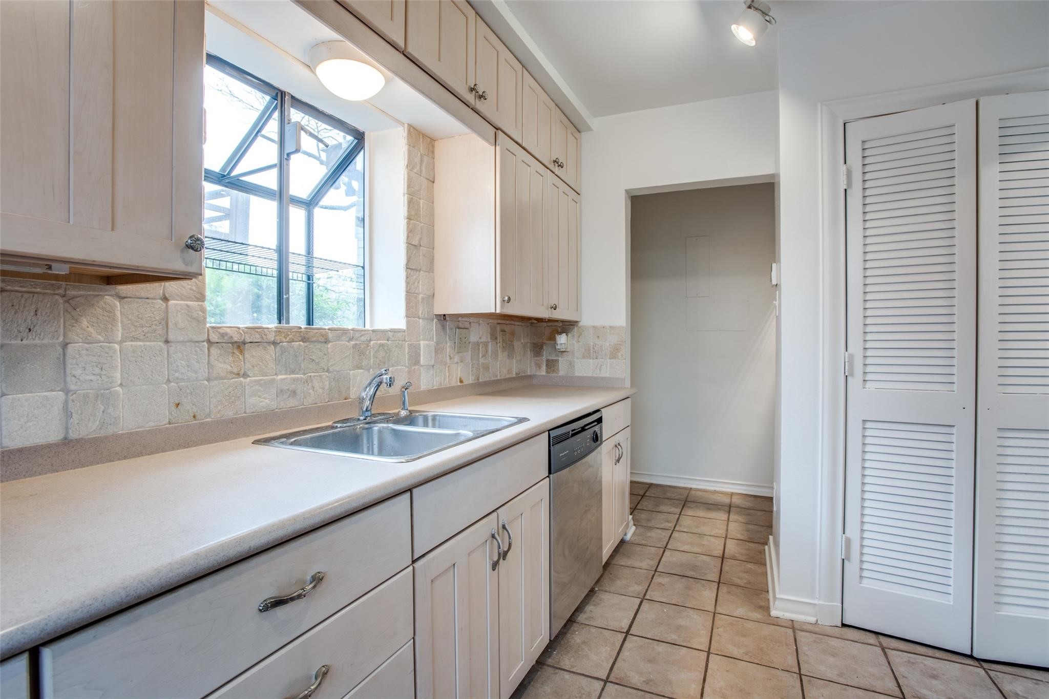 6001 Armstrong Parkway