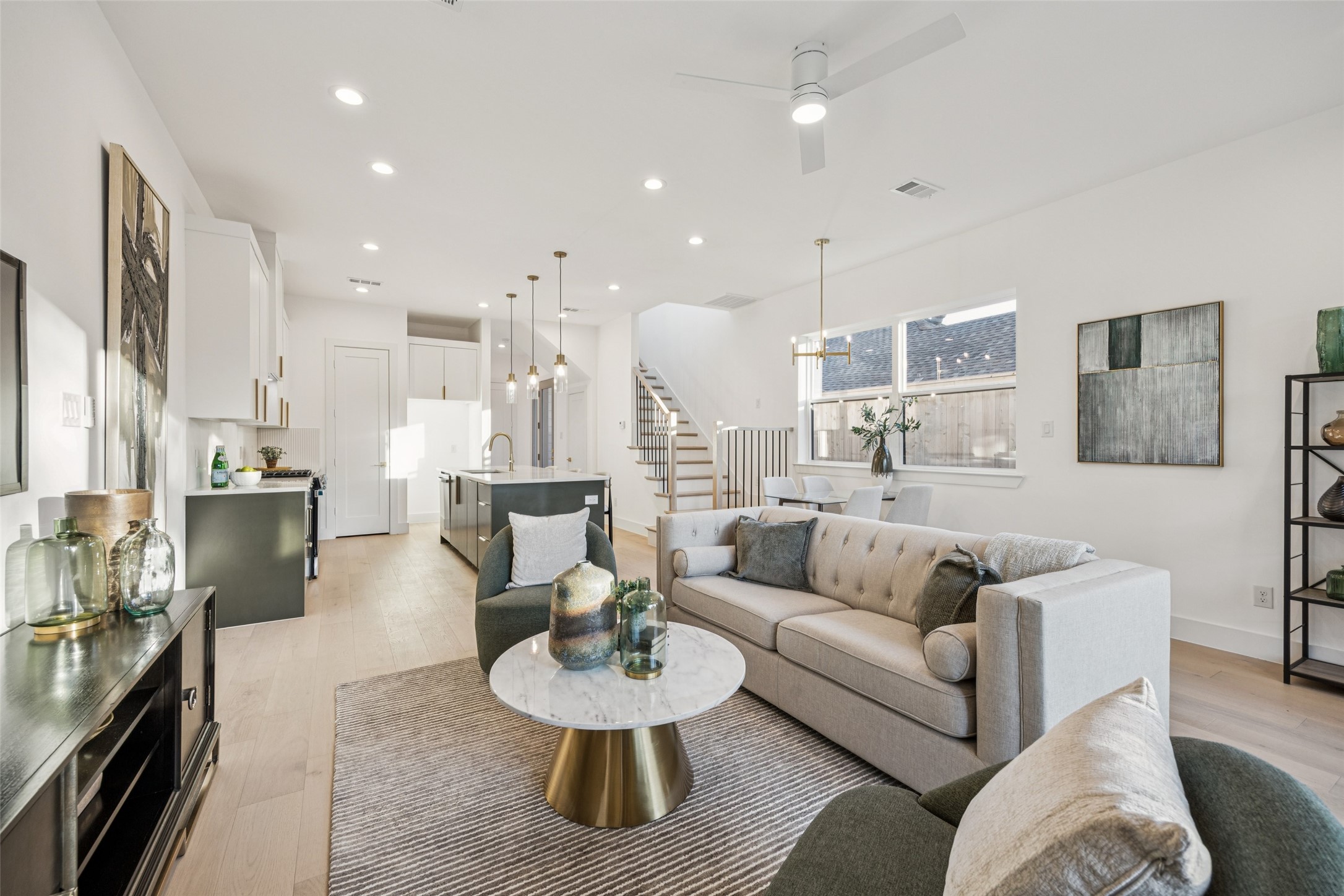 5633 East Side Avenue