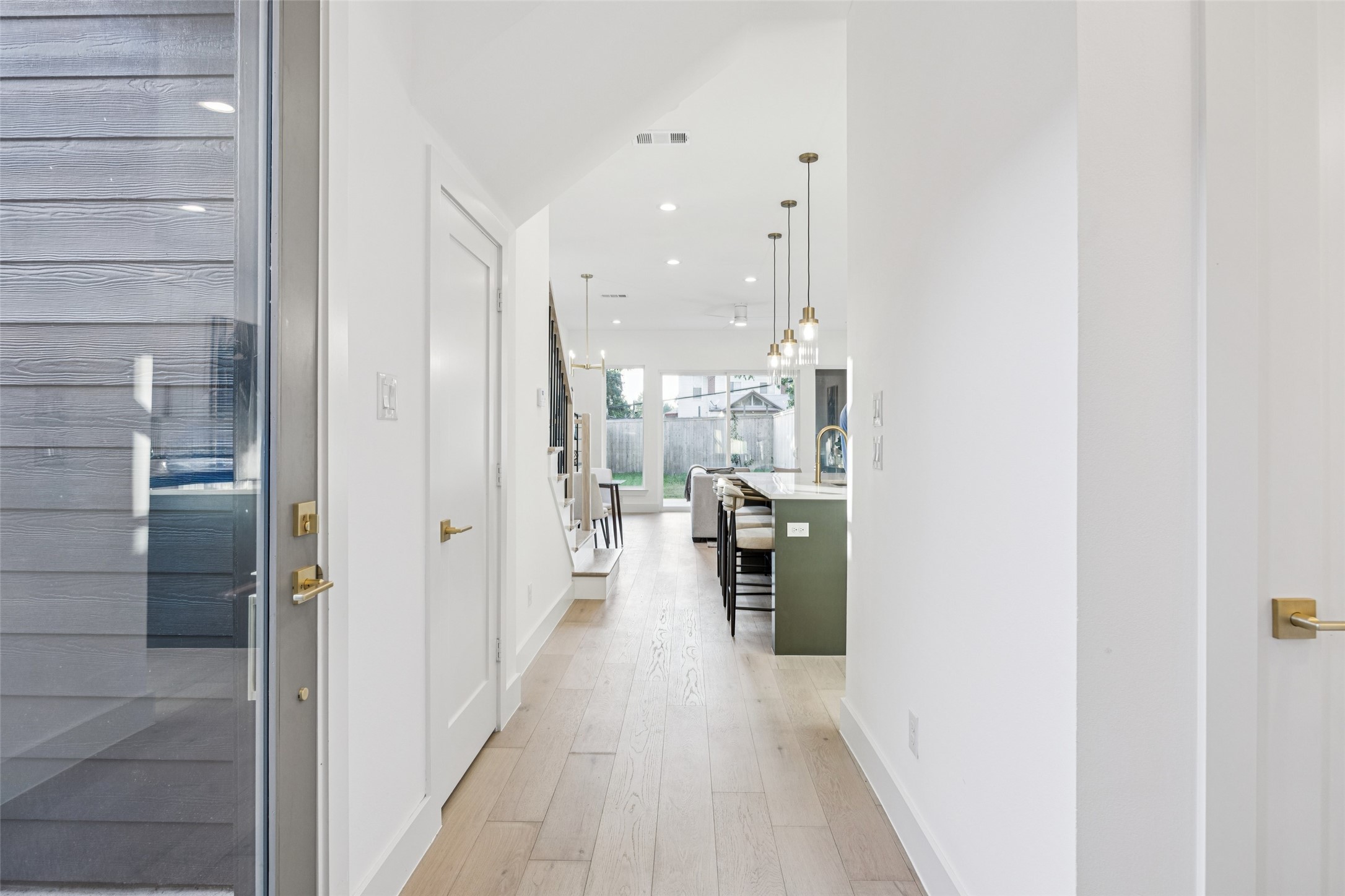 5633 East Side Avenue