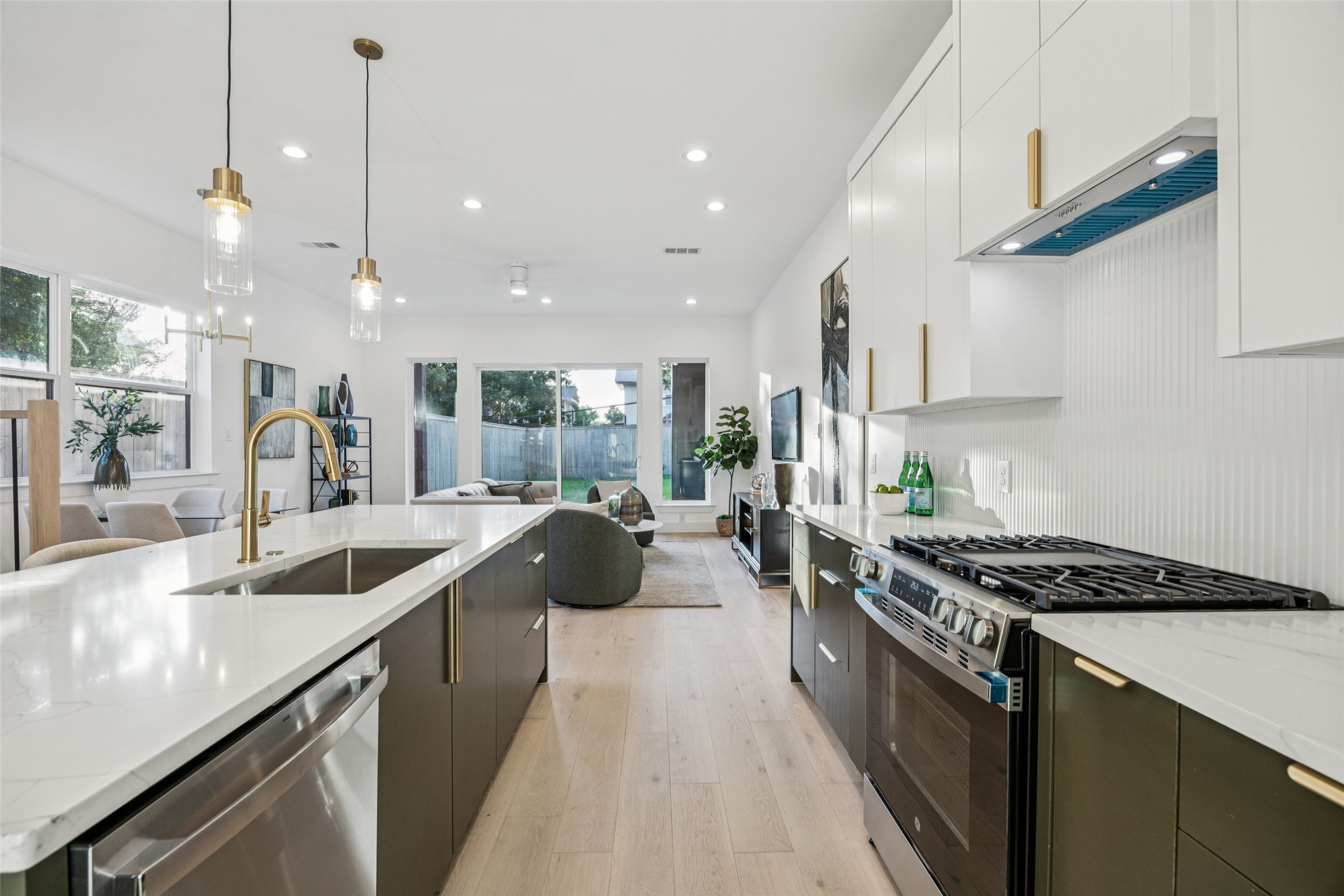 5633 East Side Avenue