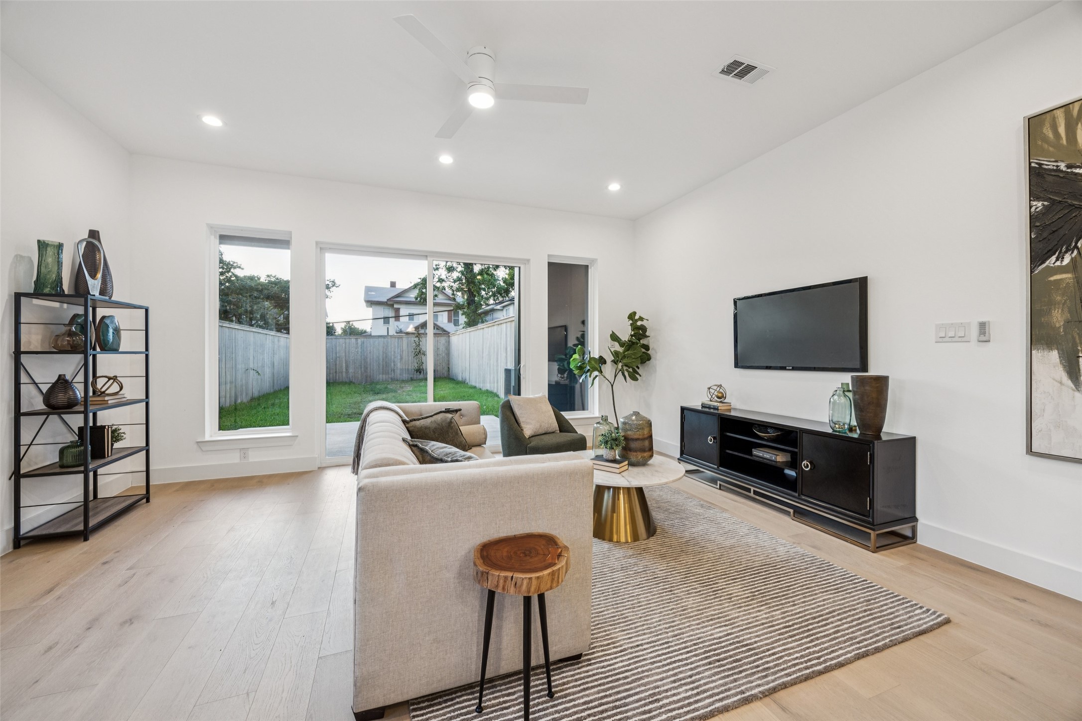 5633 East Side Avenue