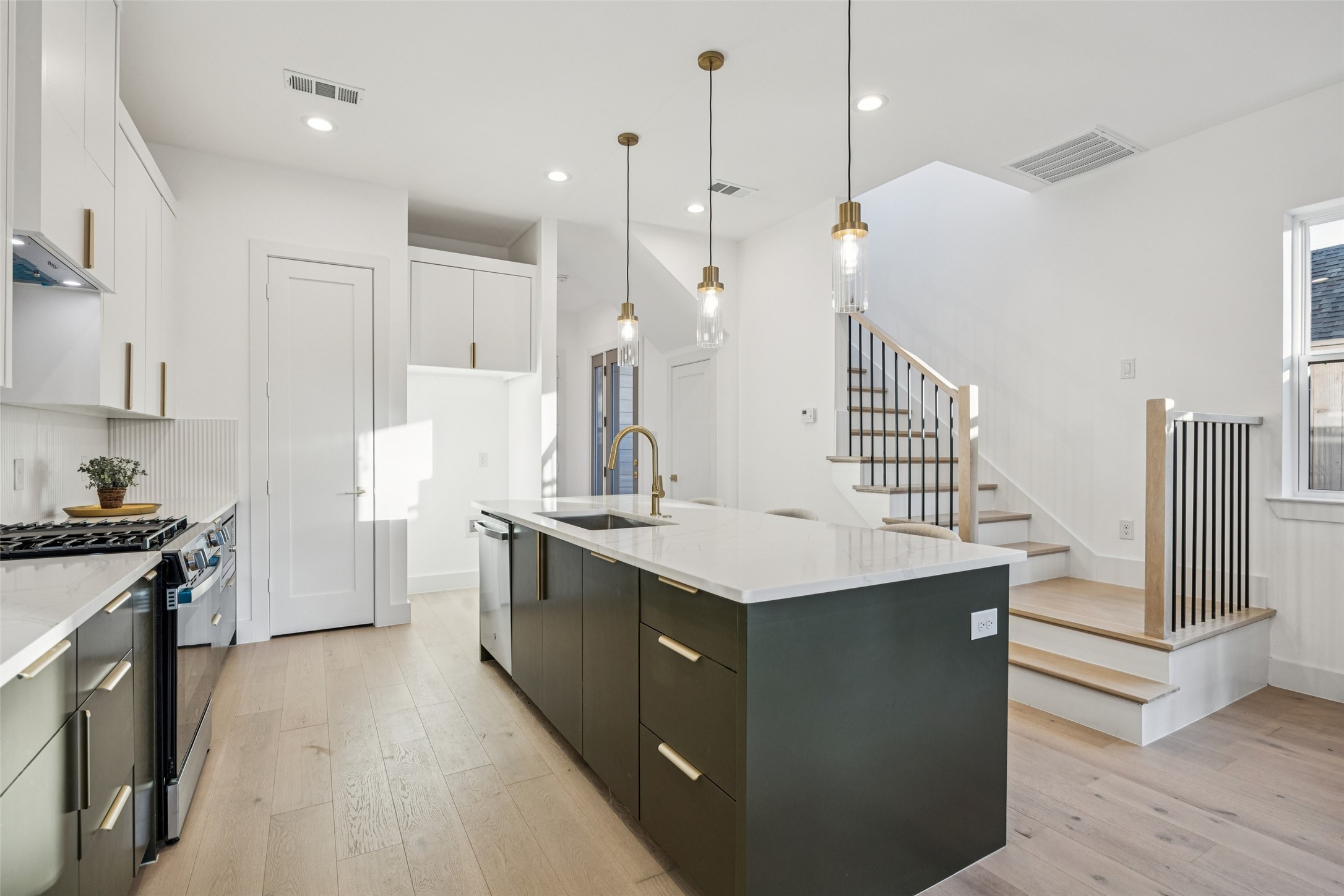 5633 East Side Avenue