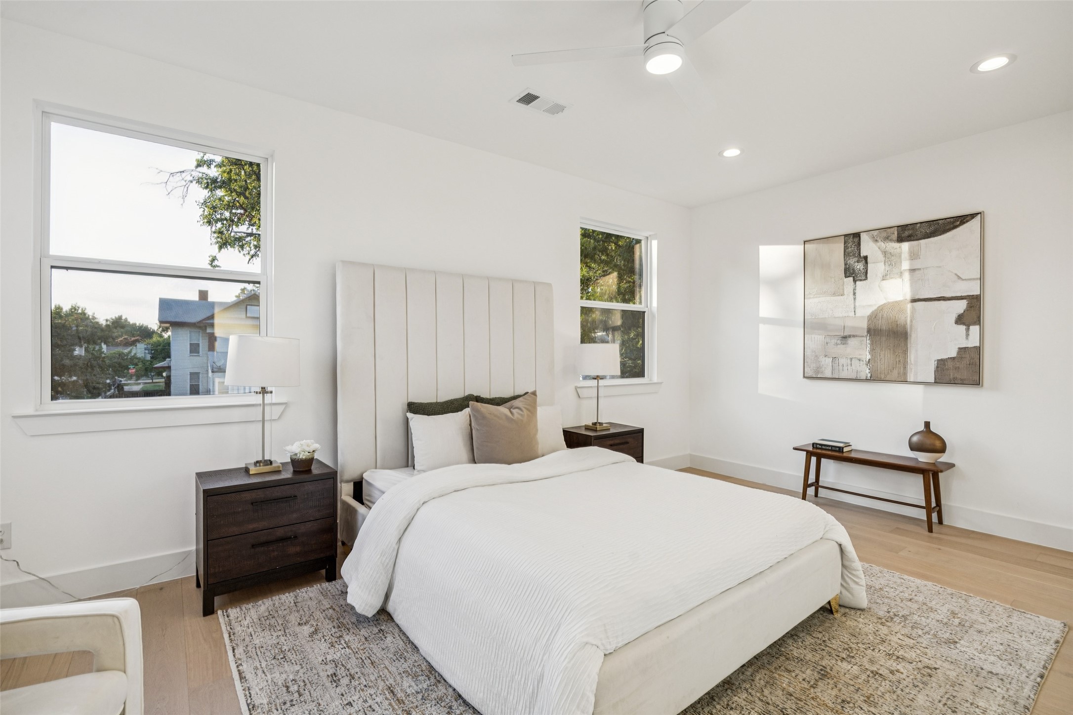 5633 East Side Avenue