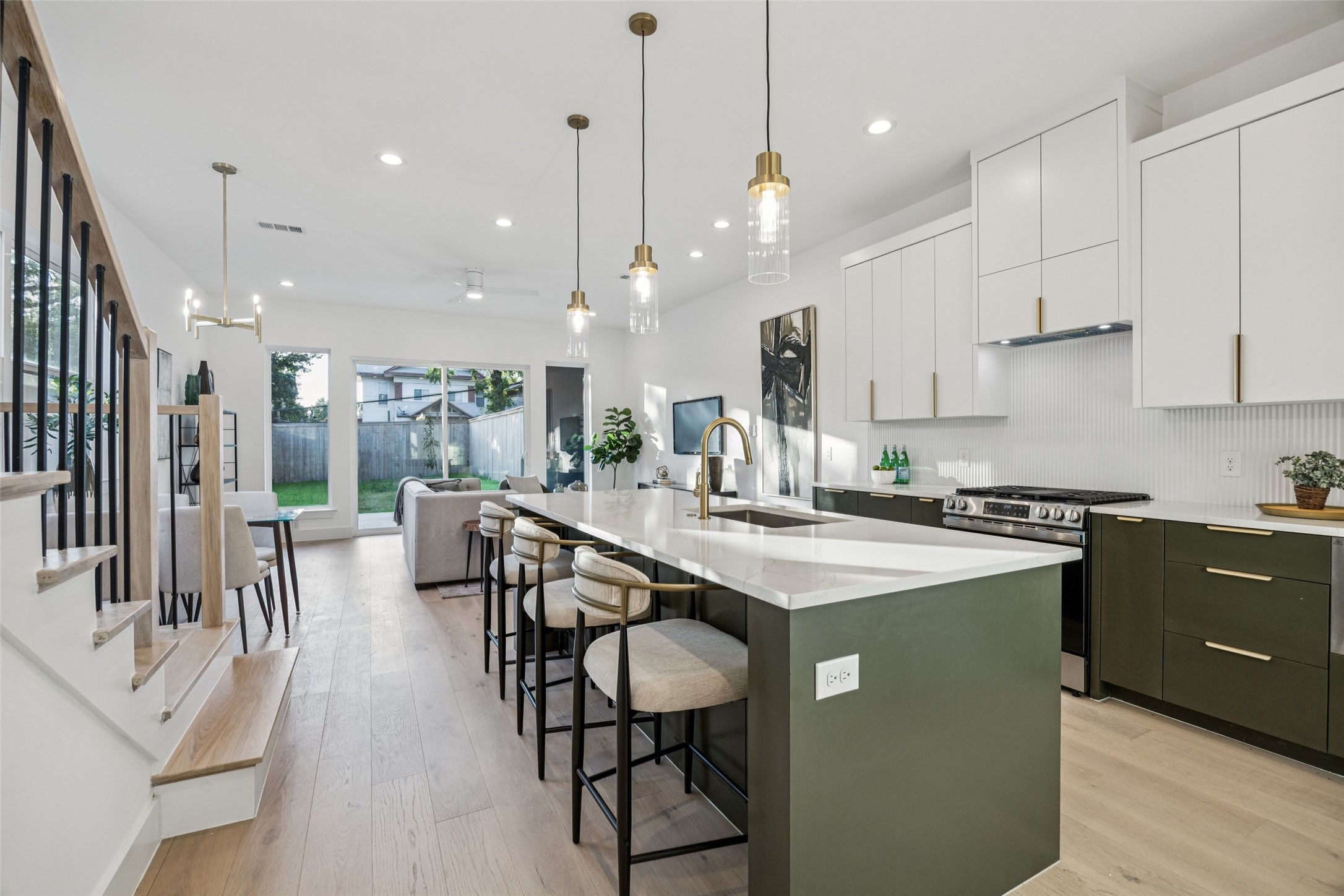 5633 East Side Avenue