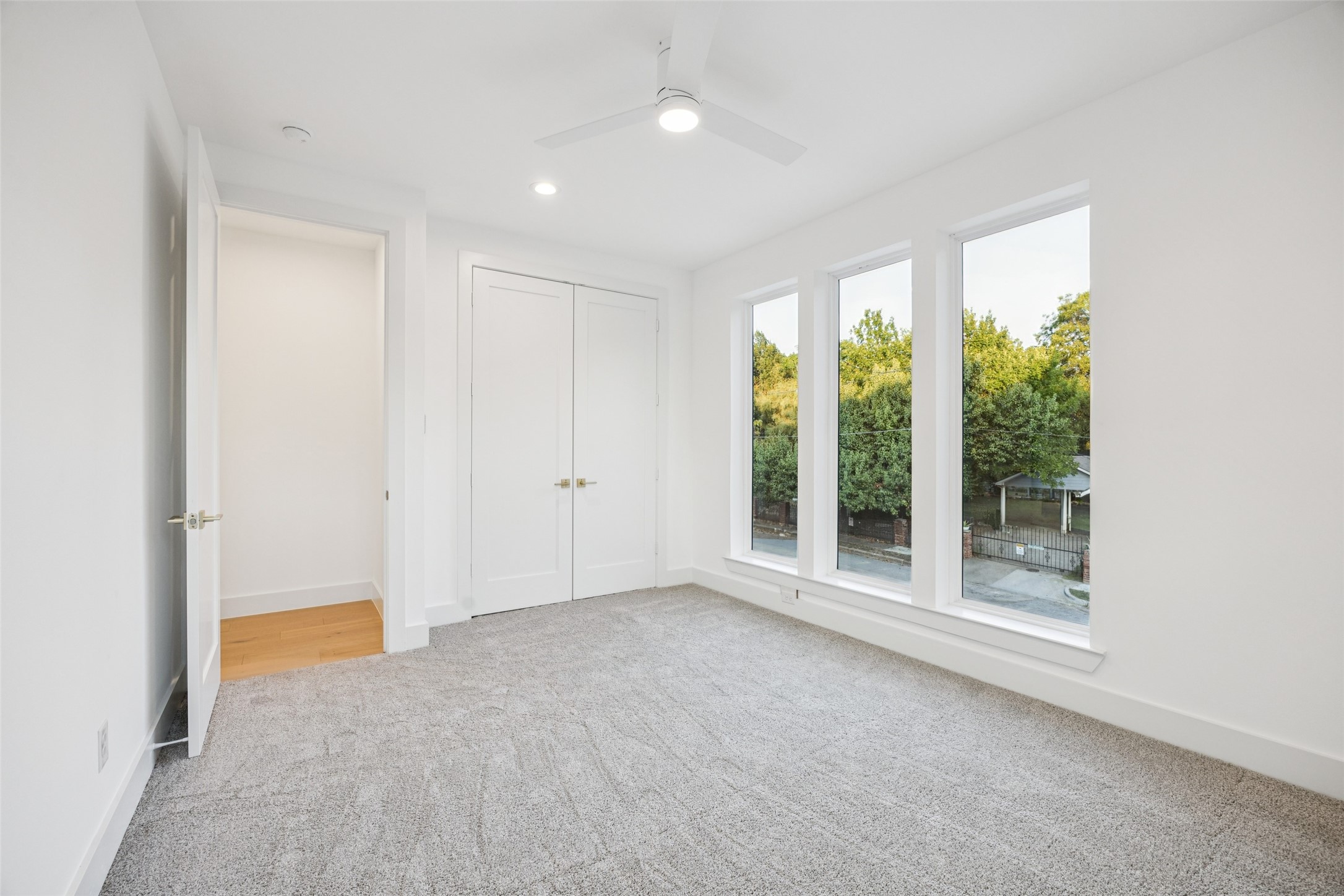 5633 East Side Avenue