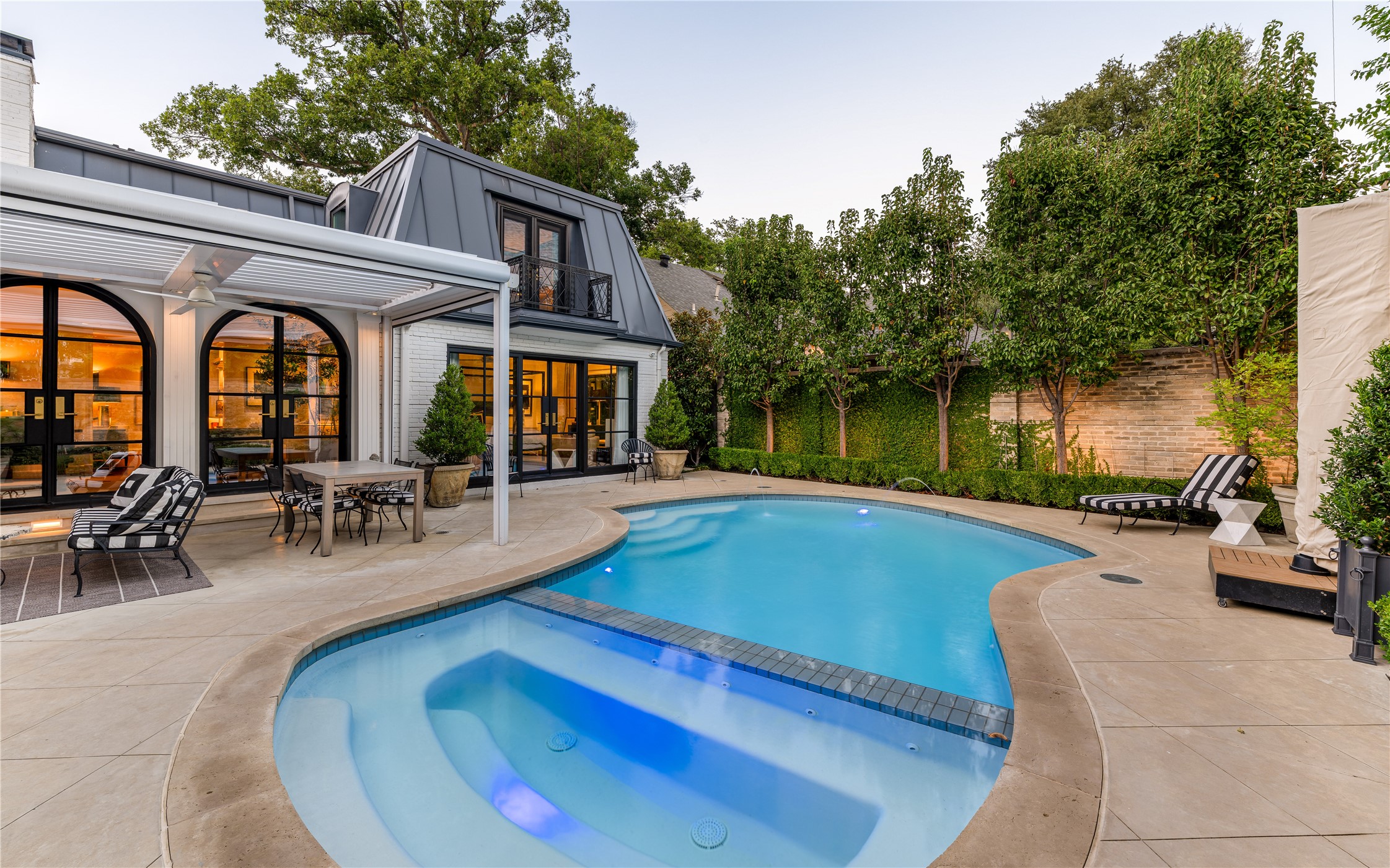 3838 N Versailles Avenue