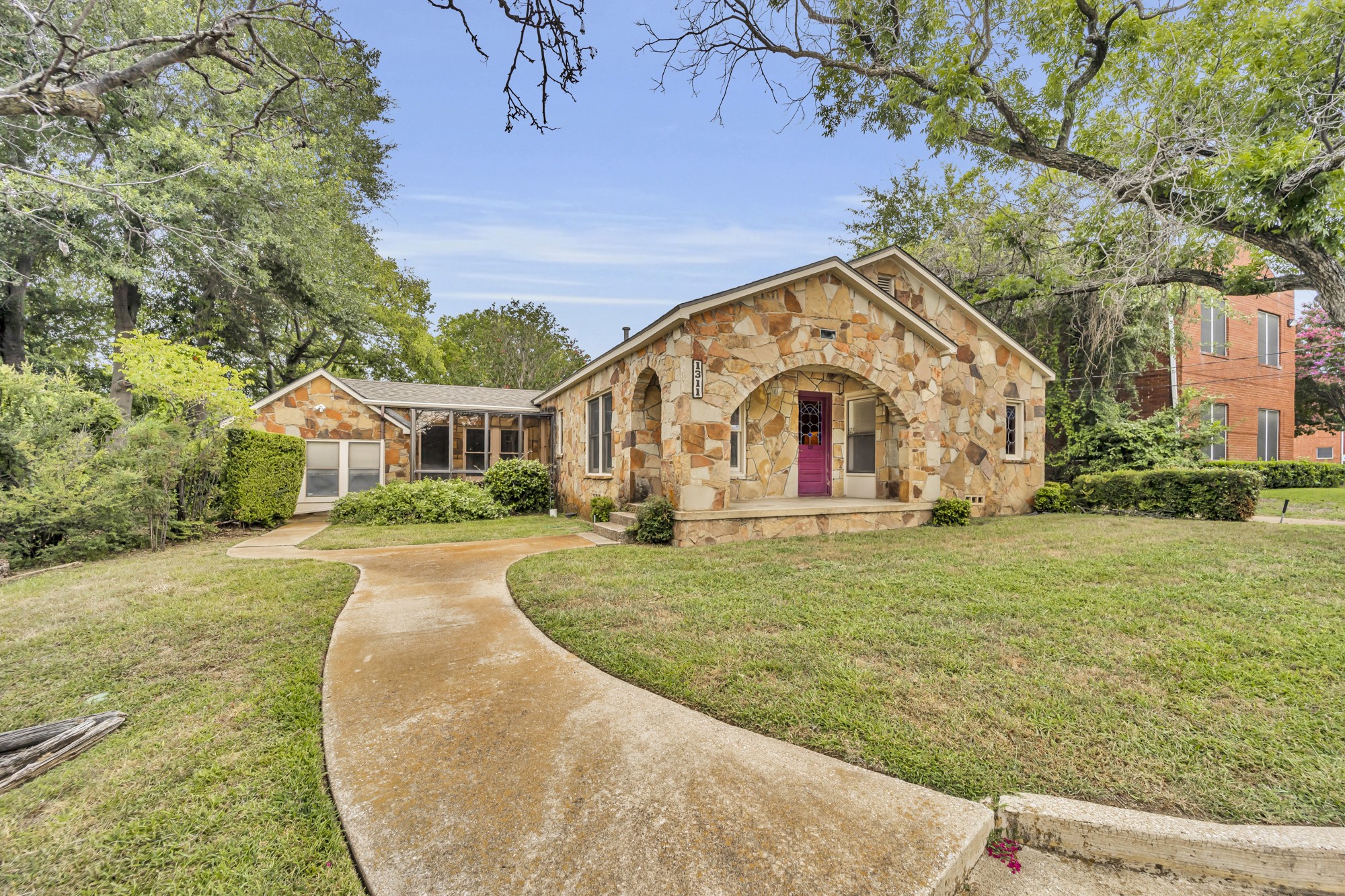 1311/1313 W Abram Street