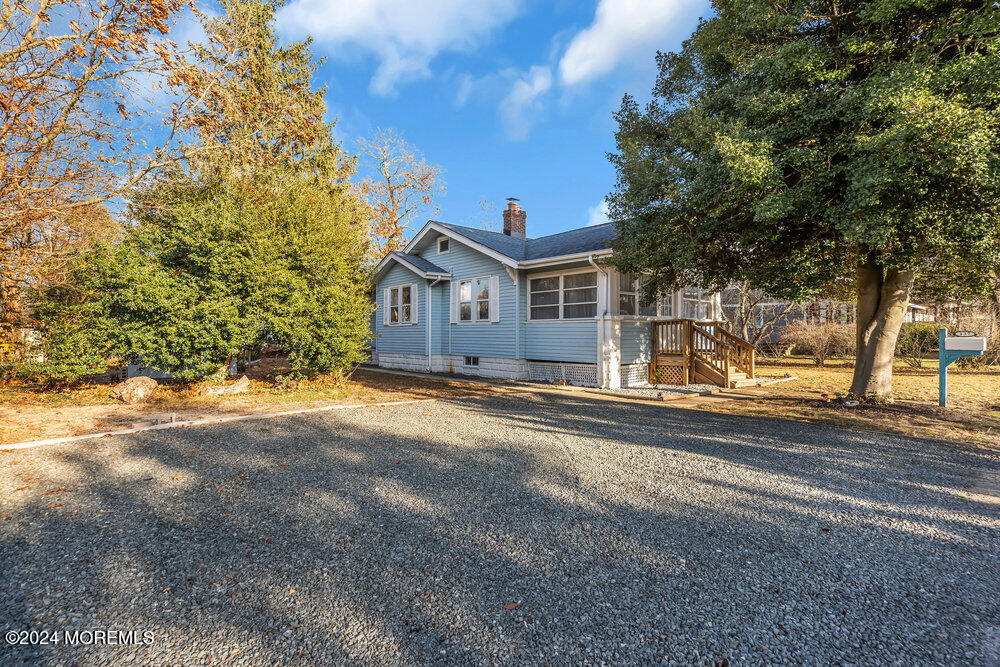 437 Forepeak Avenue
