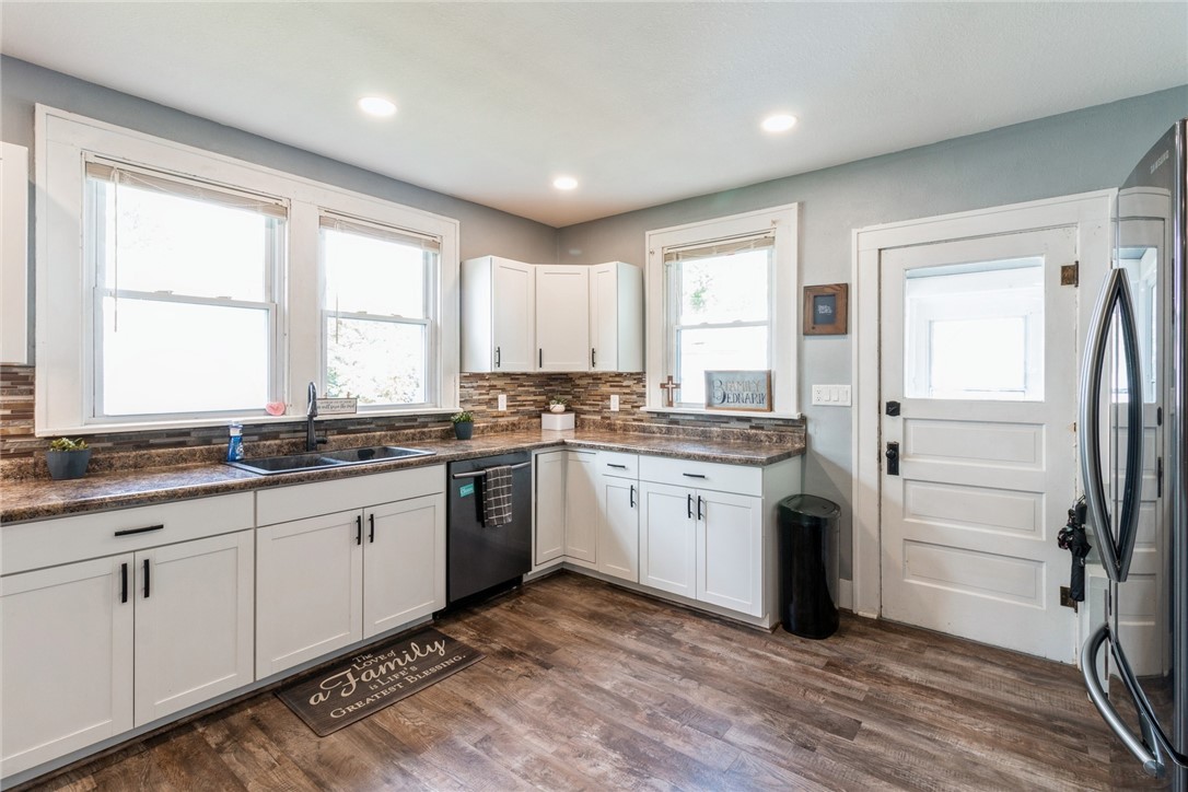 402 E Lincoln Way