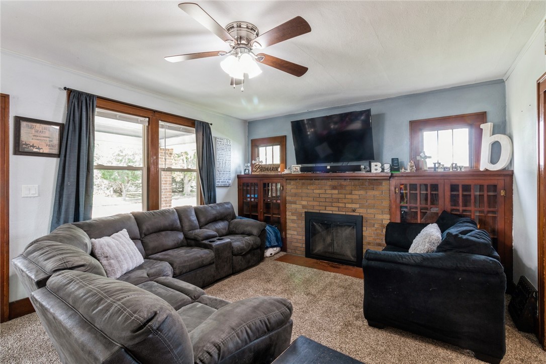 402 E Lincoln Way