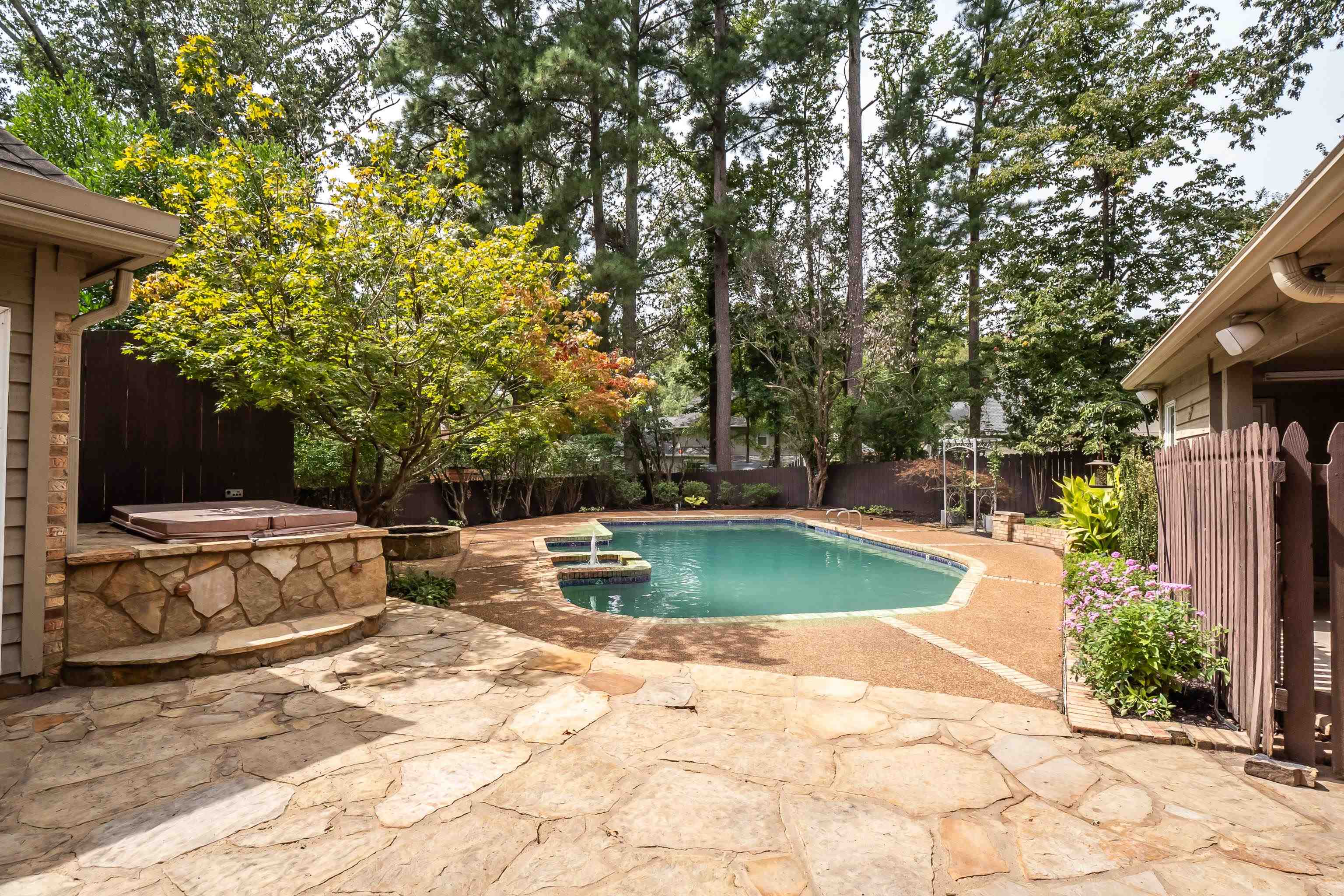 2425 DOGWOOD TRAIL DR
