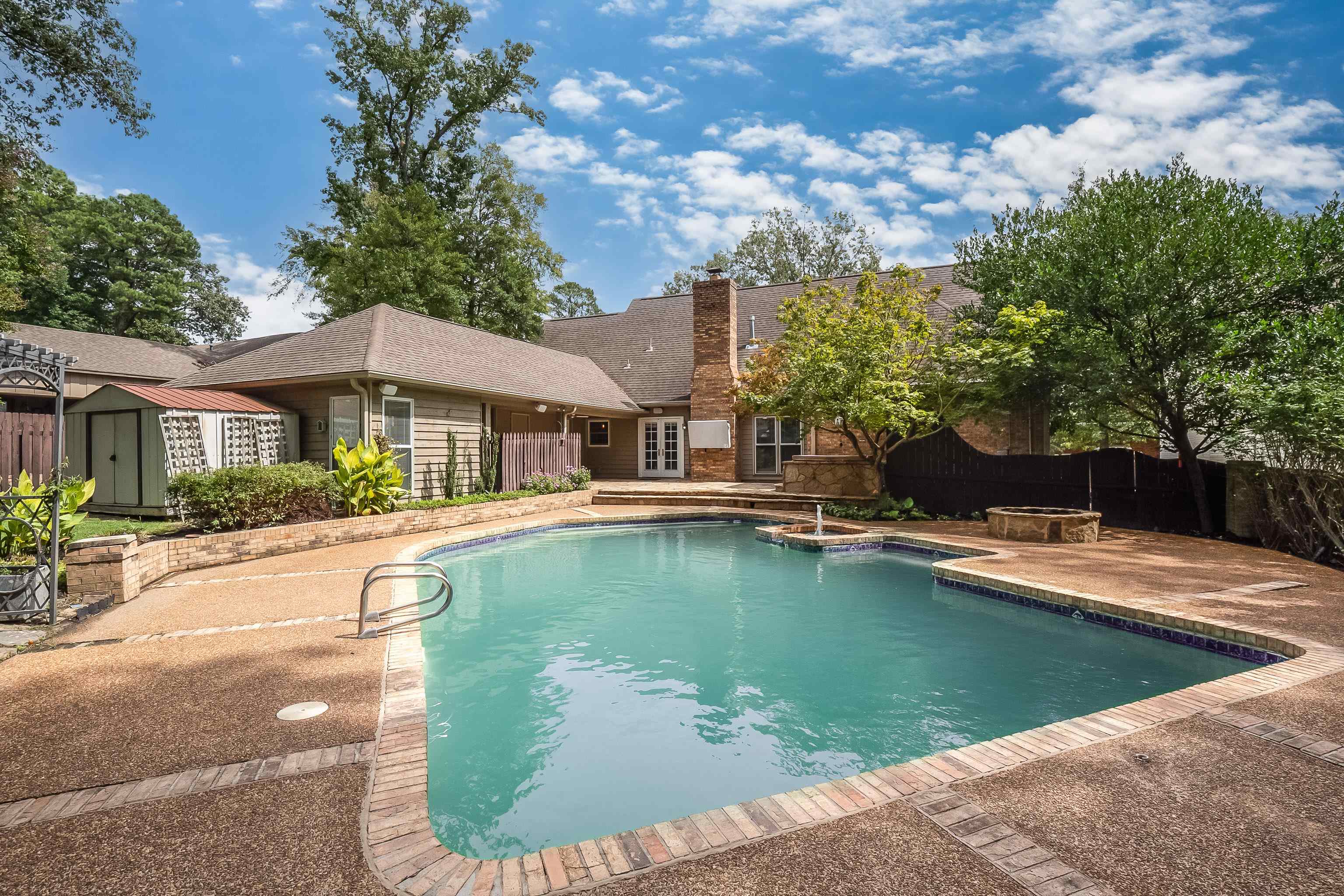 2425 DOGWOOD TRAIL DR