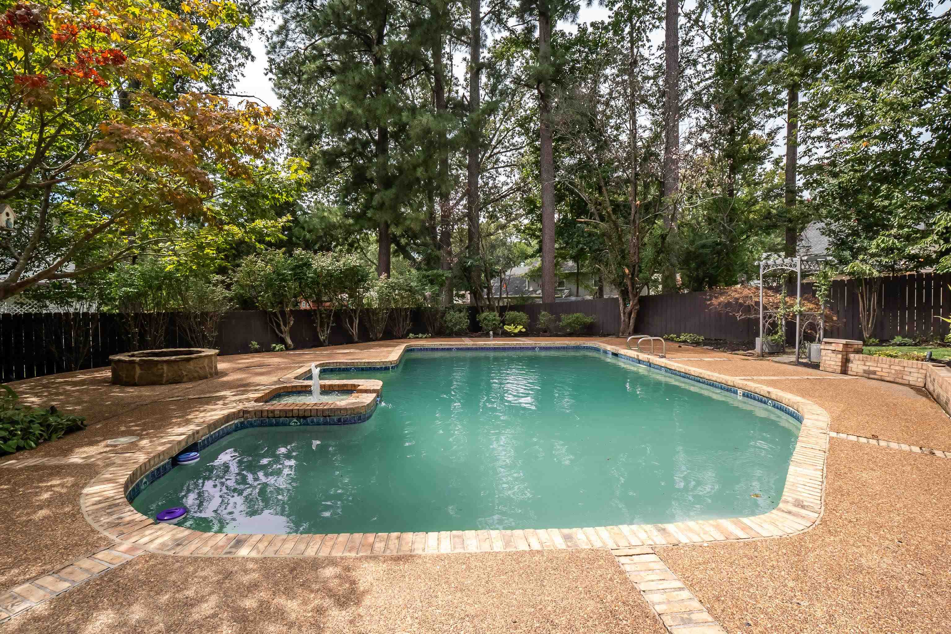 2425 DOGWOOD TRAIL DR