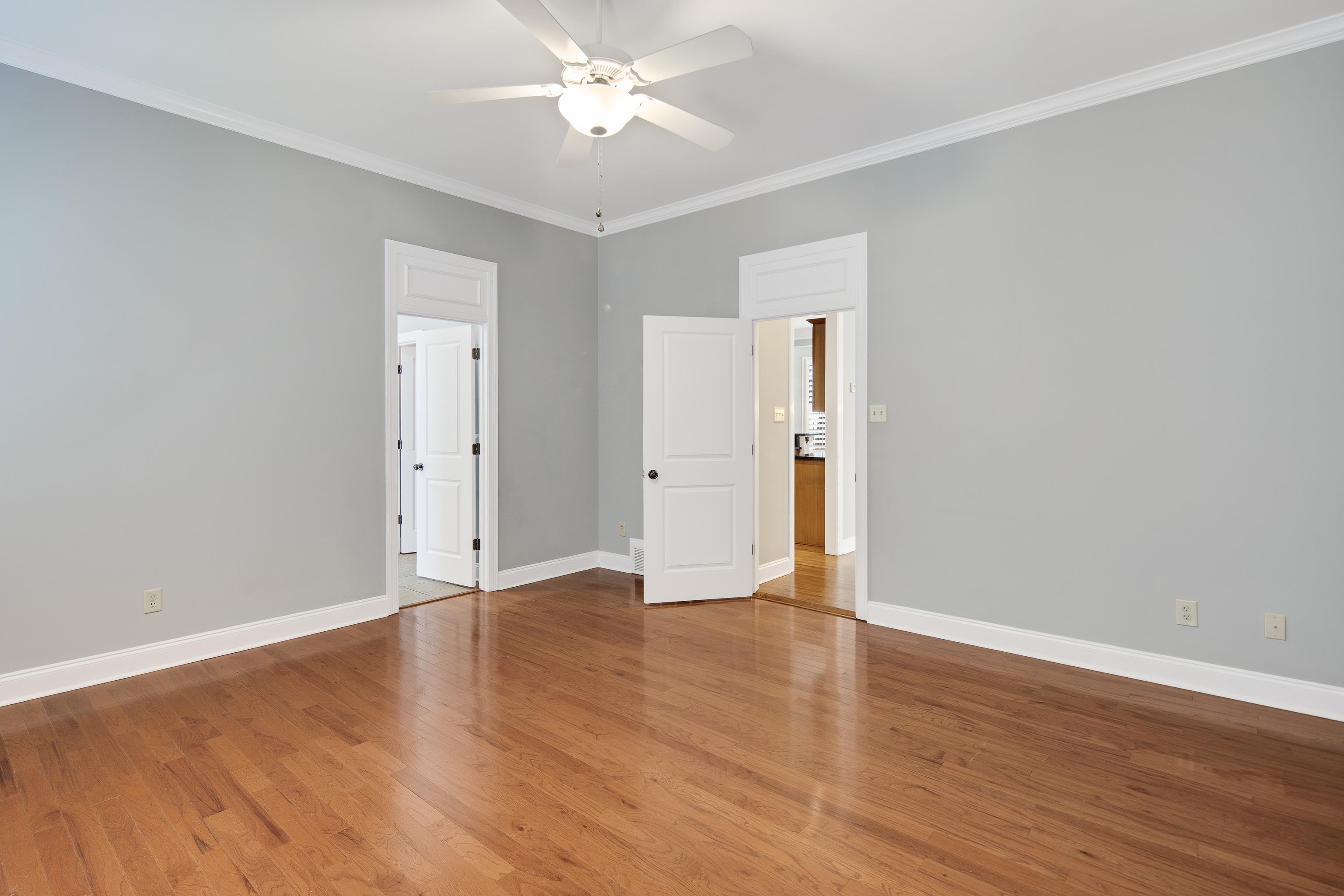 1903 E LAUREL HOLLOW LN