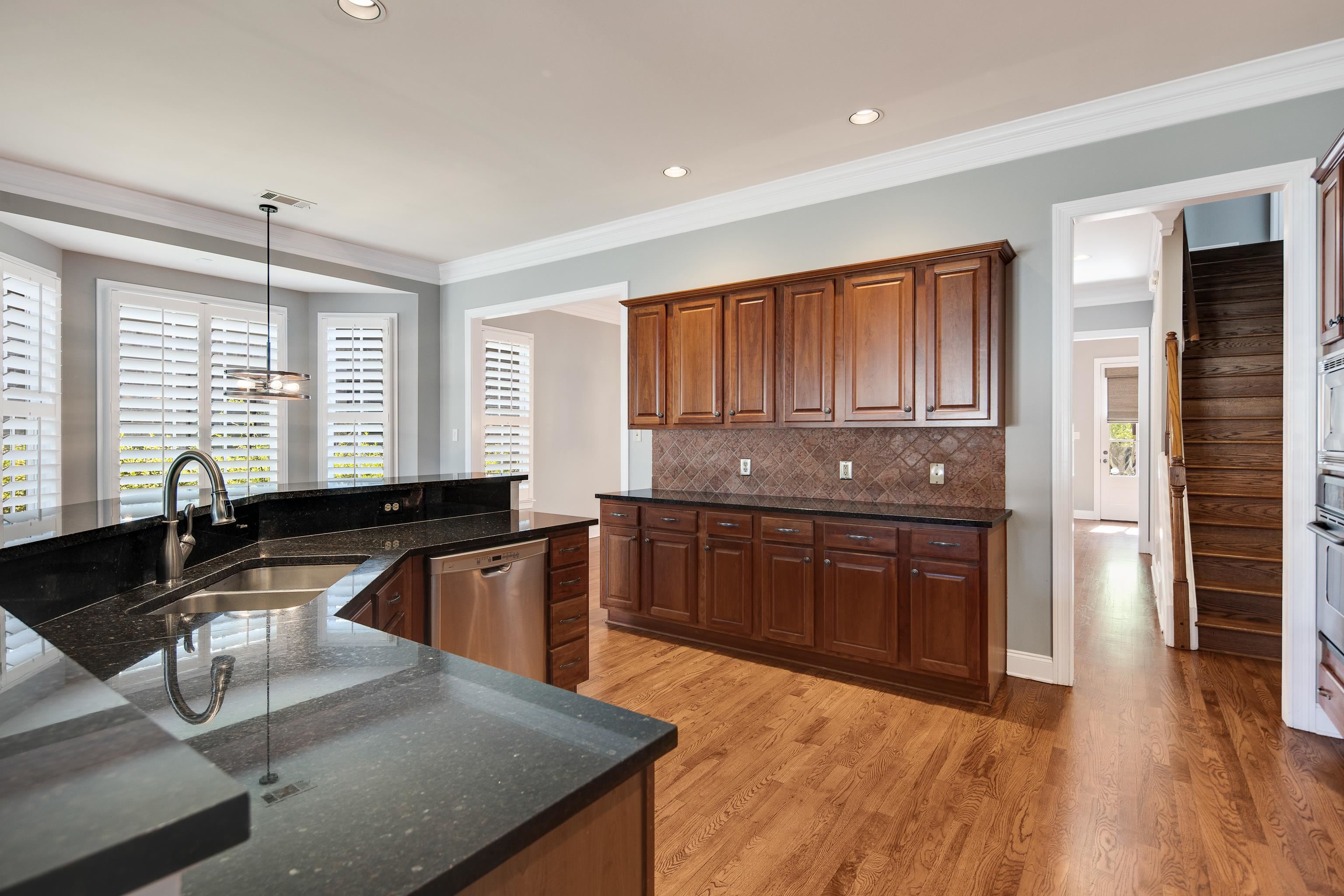 1903 E LAUREL HOLLOW LN