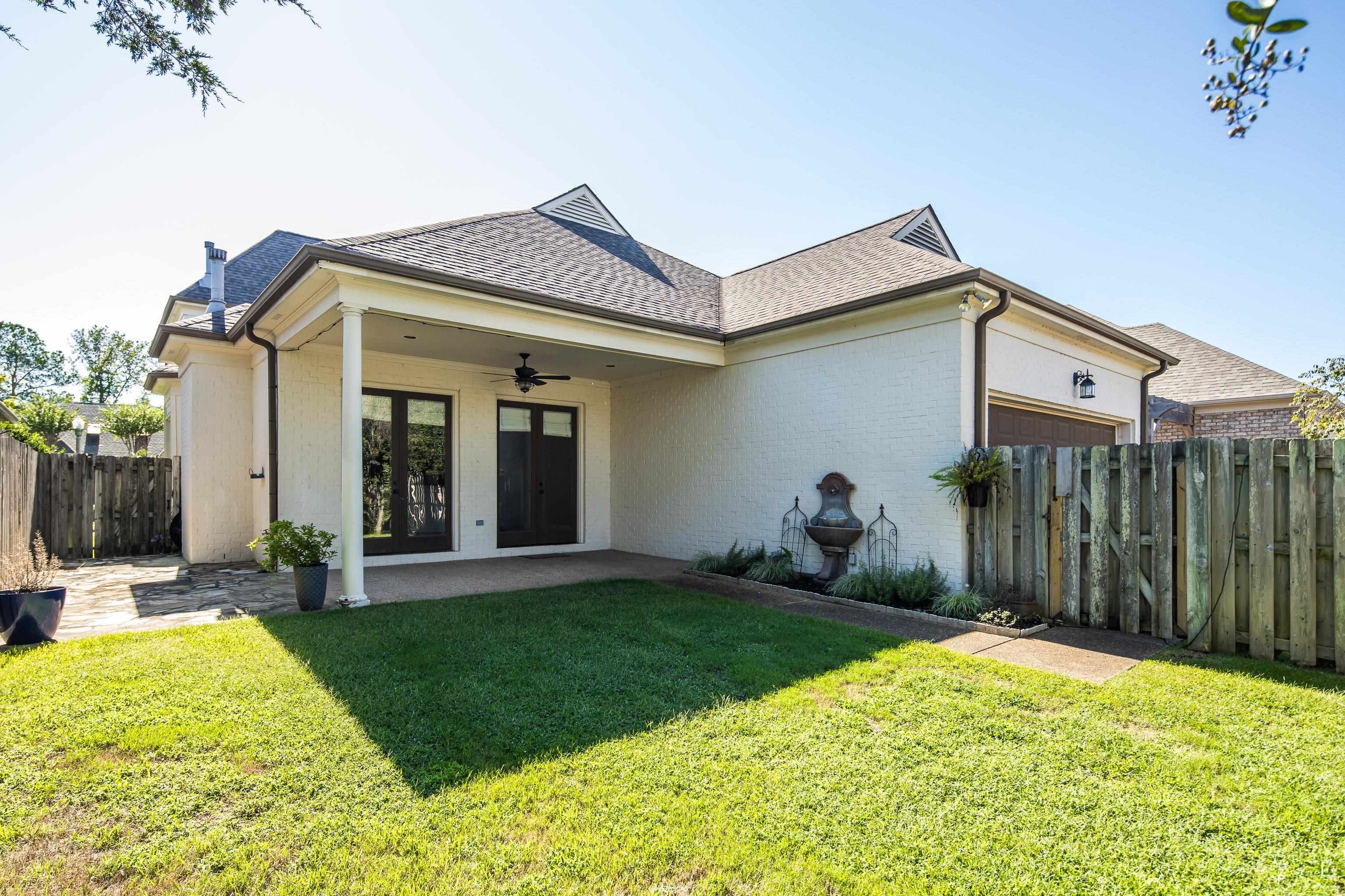 1903 E LAUREL HOLLOW LN