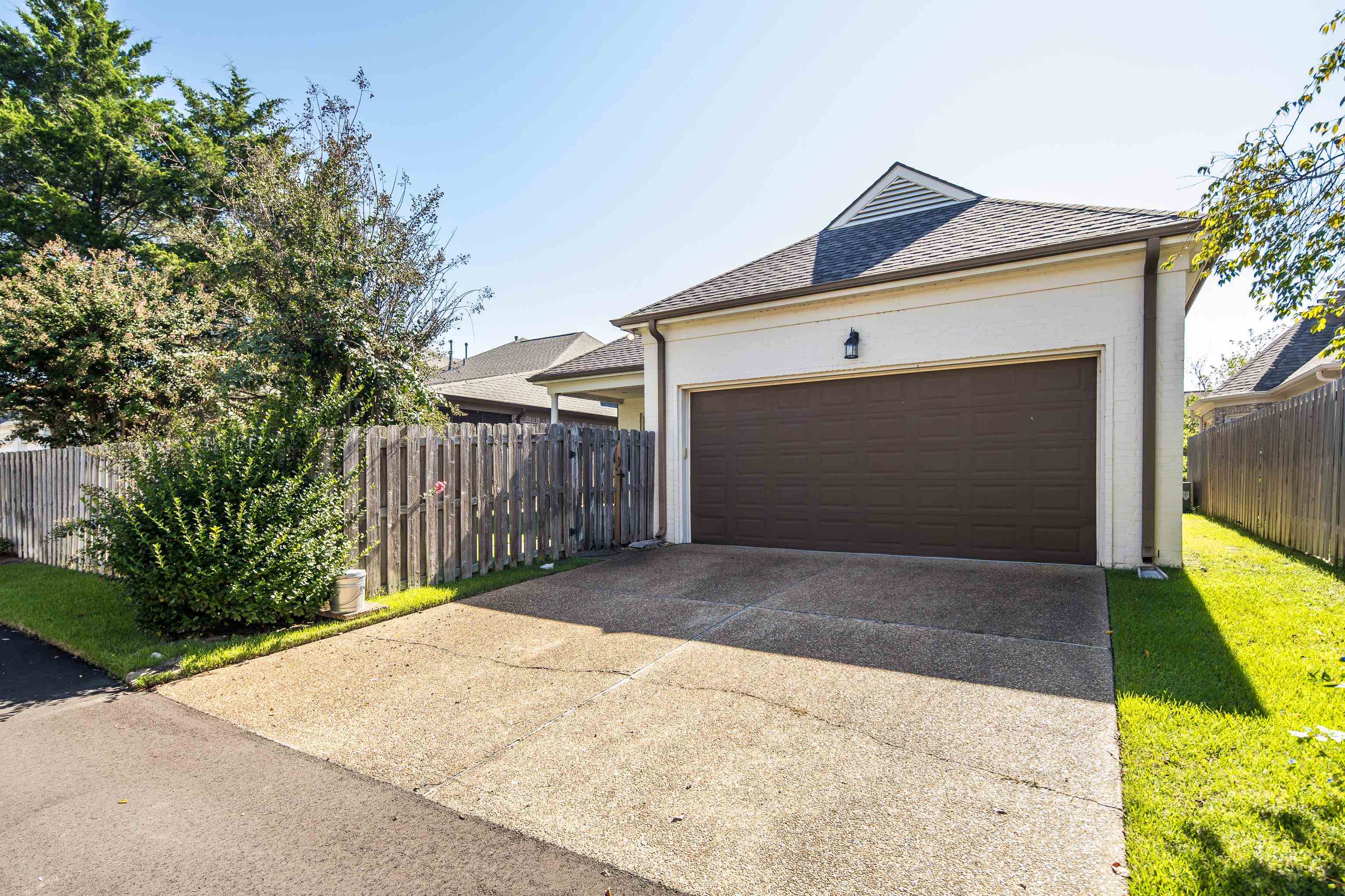 1903 E LAUREL HOLLOW LN