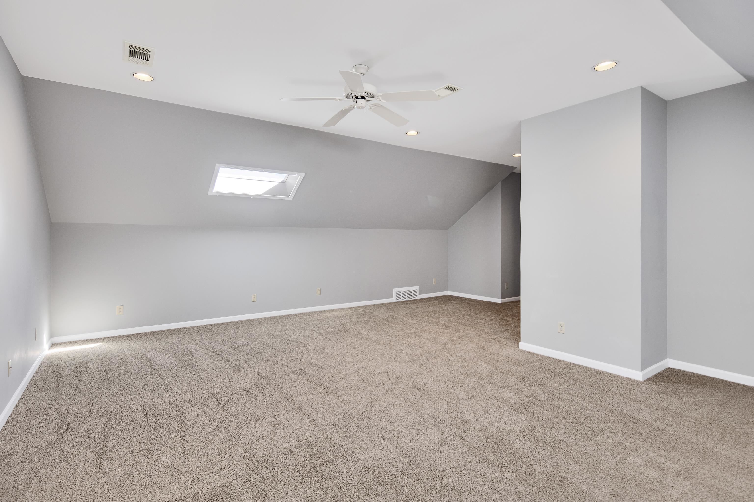 1903 E LAUREL HOLLOW LN
