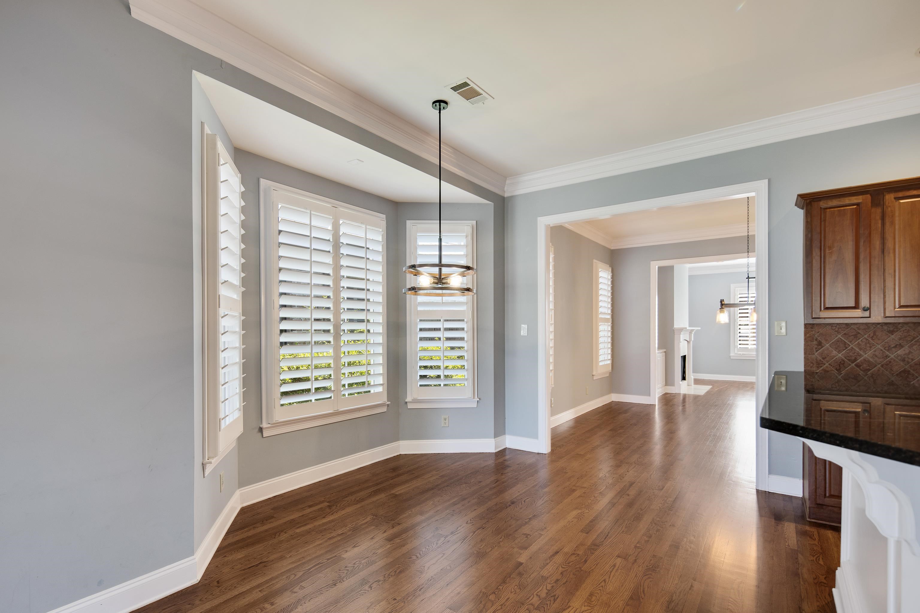 1903 E LAUREL HOLLOW LN
