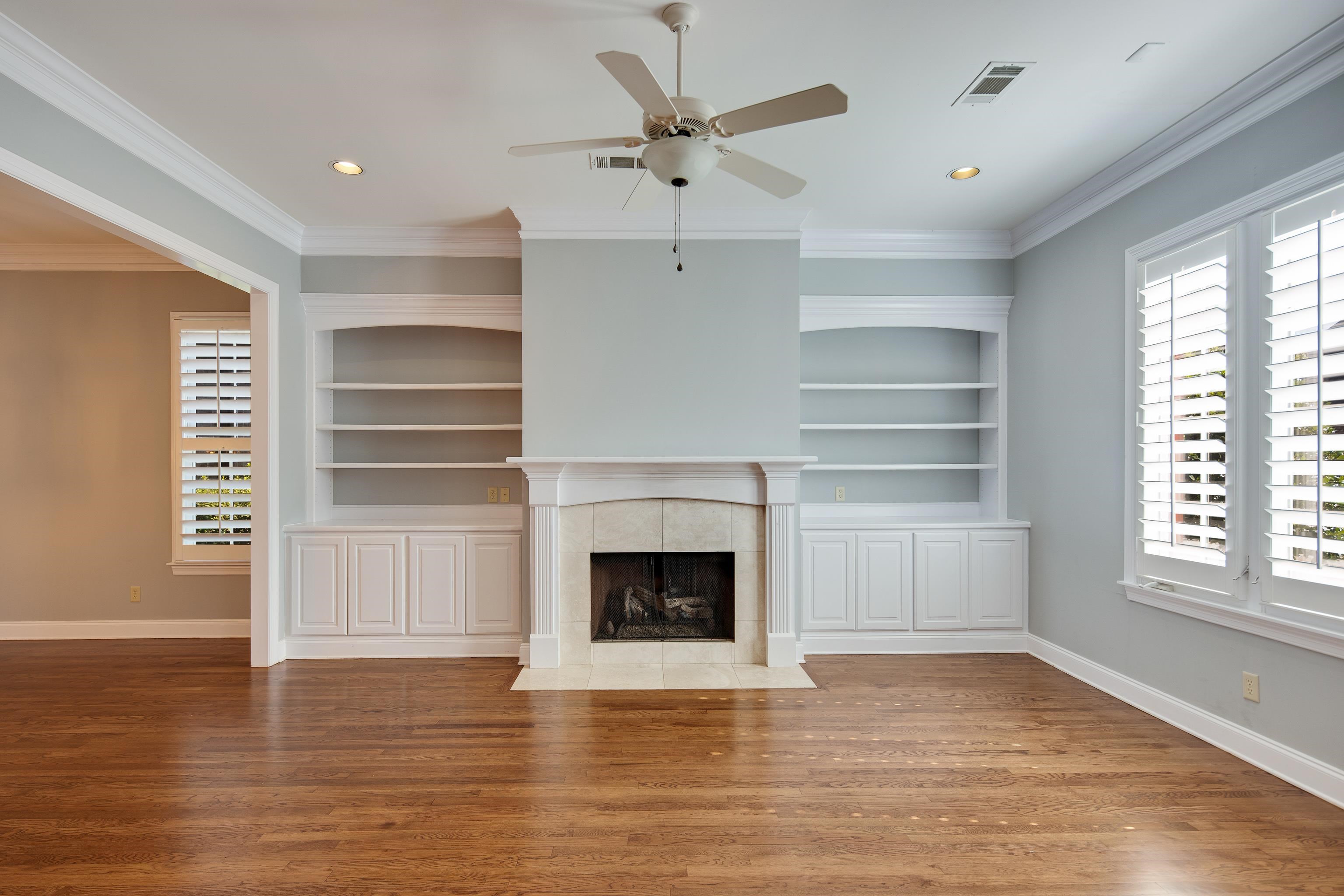 1903 E LAUREL HOLLOW LN