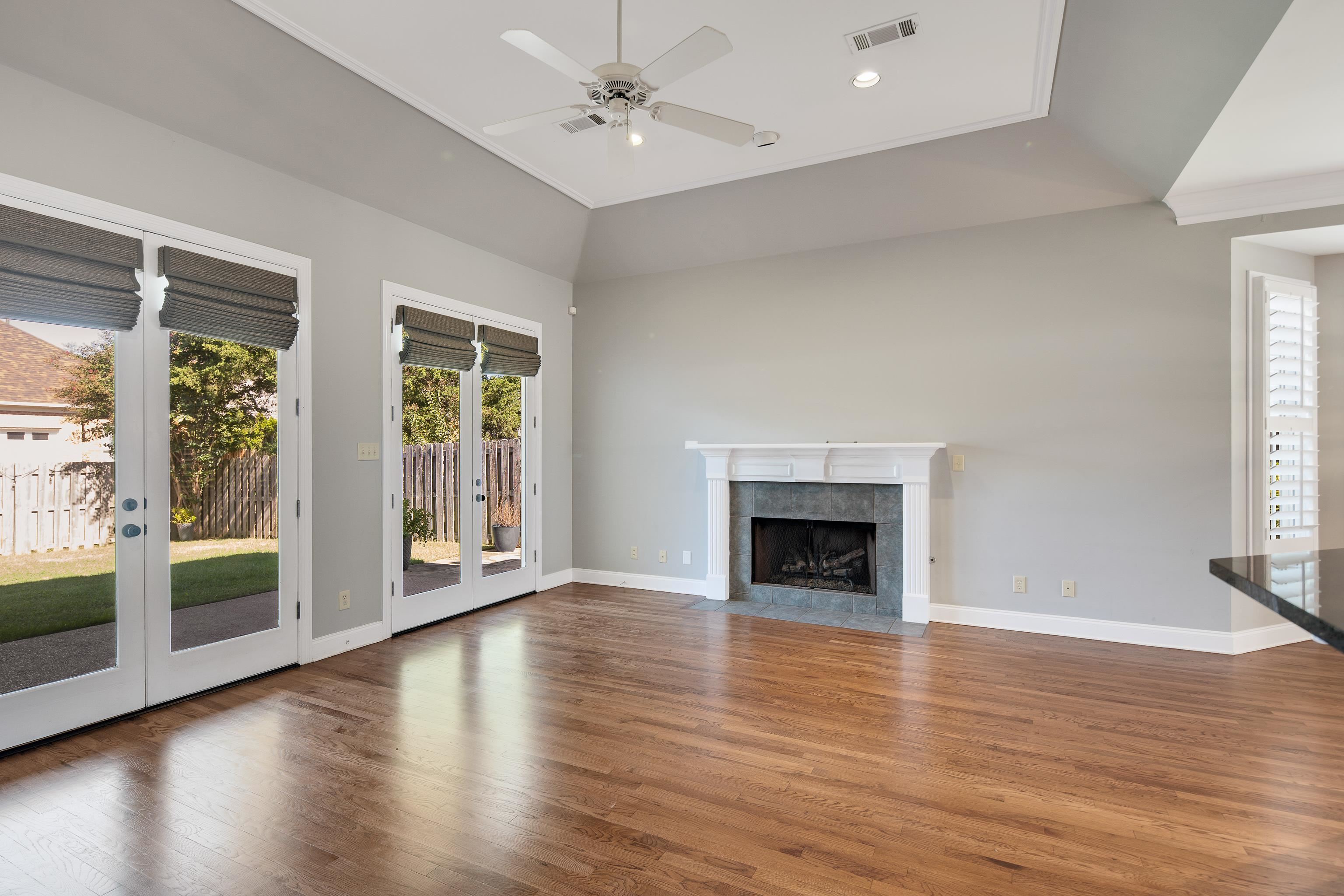 1903 E LAUREL HOLLOW LN