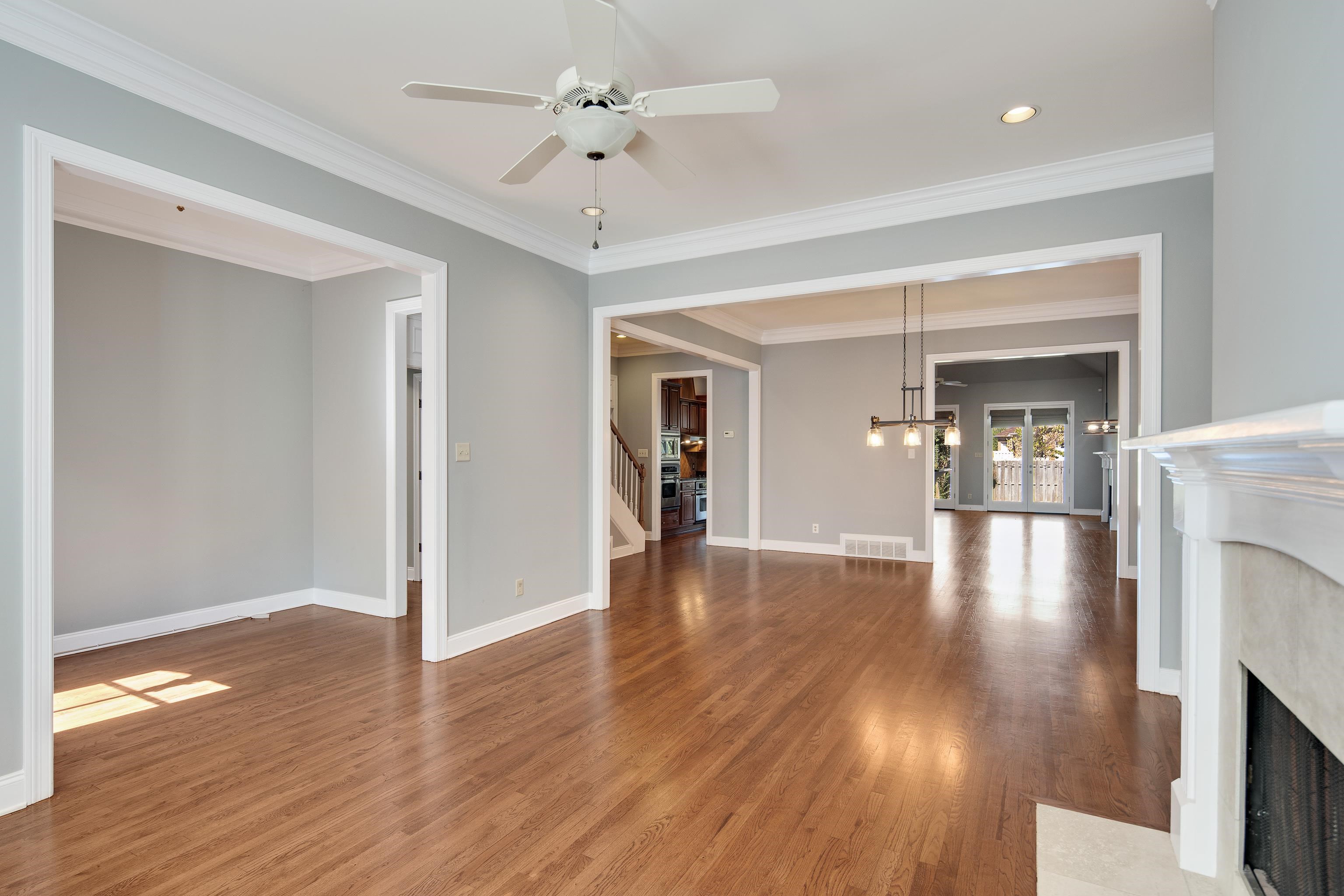 1903 E LAUREL HOLLOW LN