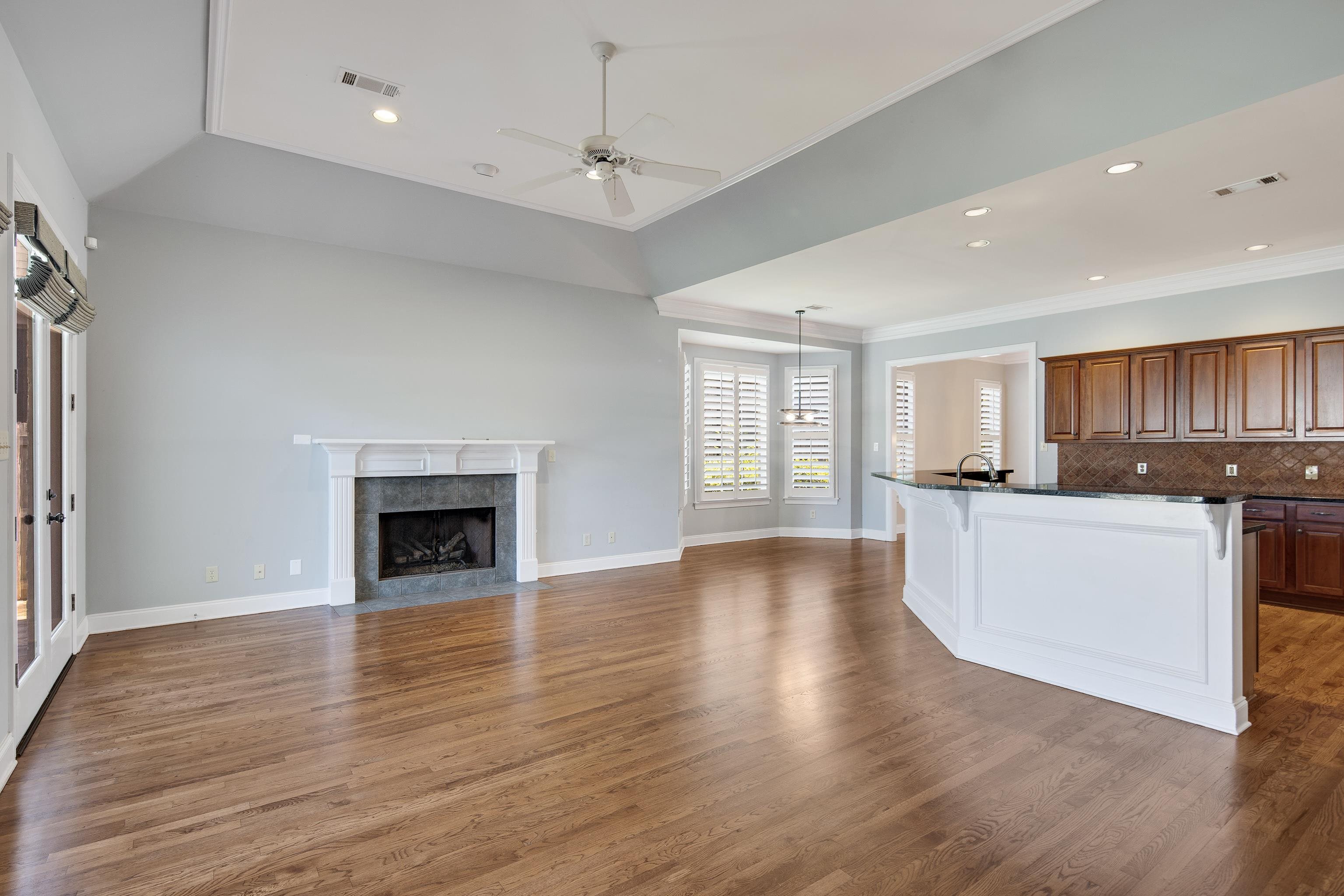 1903 E LAUREL HOLLOW LN