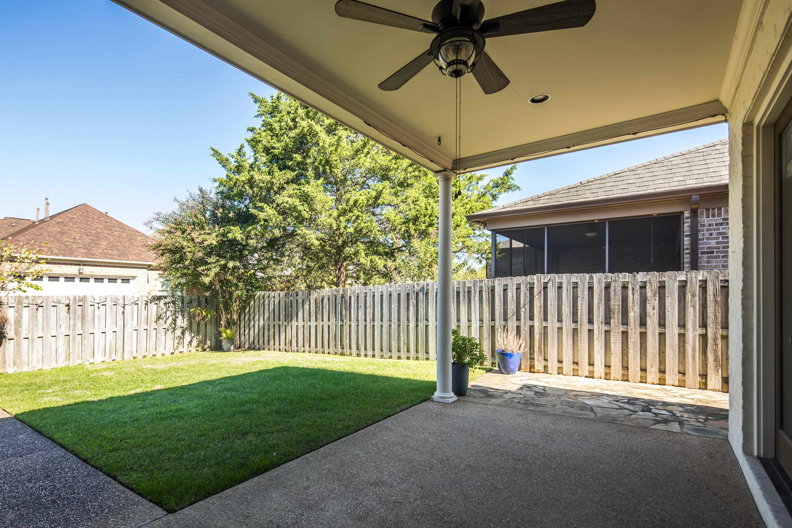 1903 E LAUREL HOLLOW LN