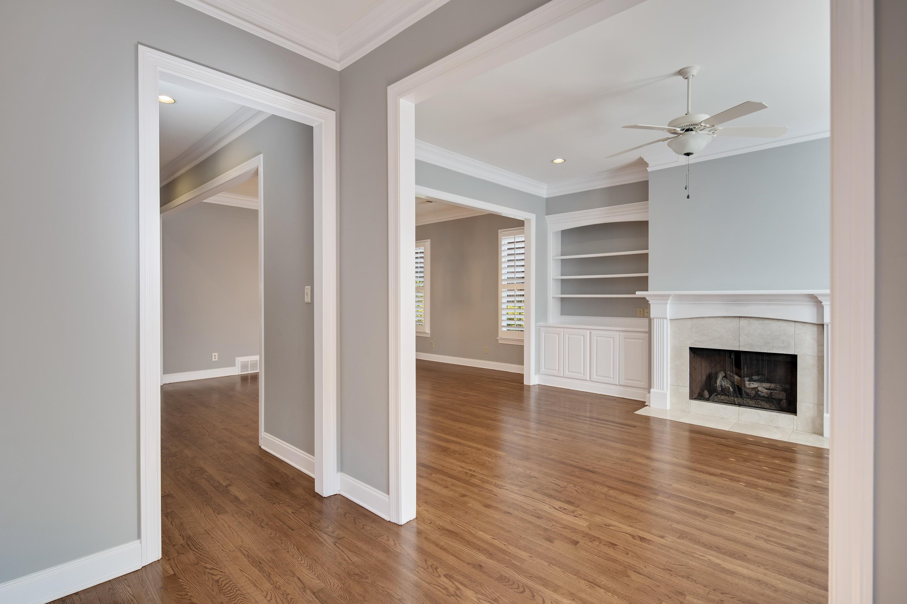 1903 E LAUREL HOLLOW LN