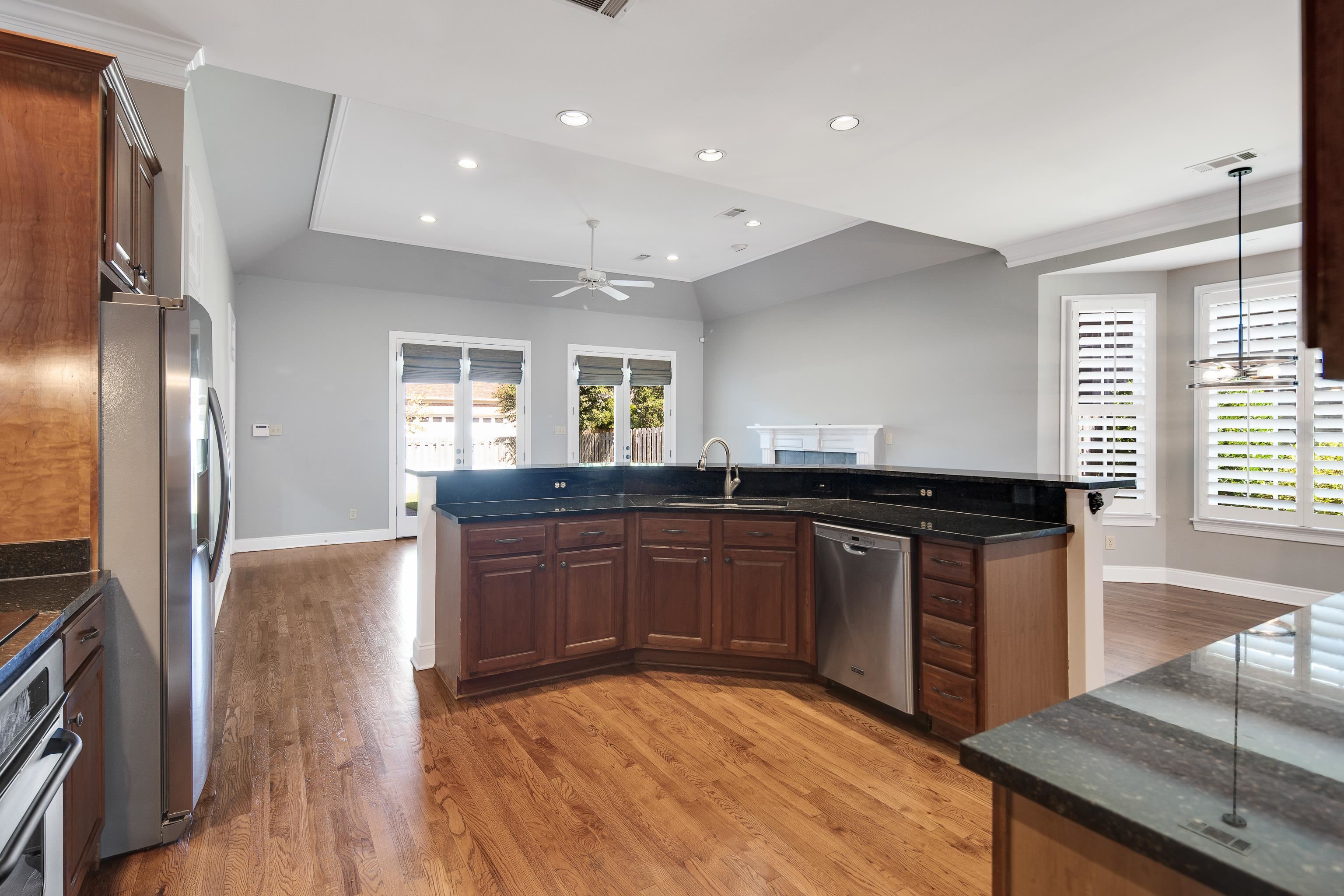 1903 E LAUREL HOLLOW LN